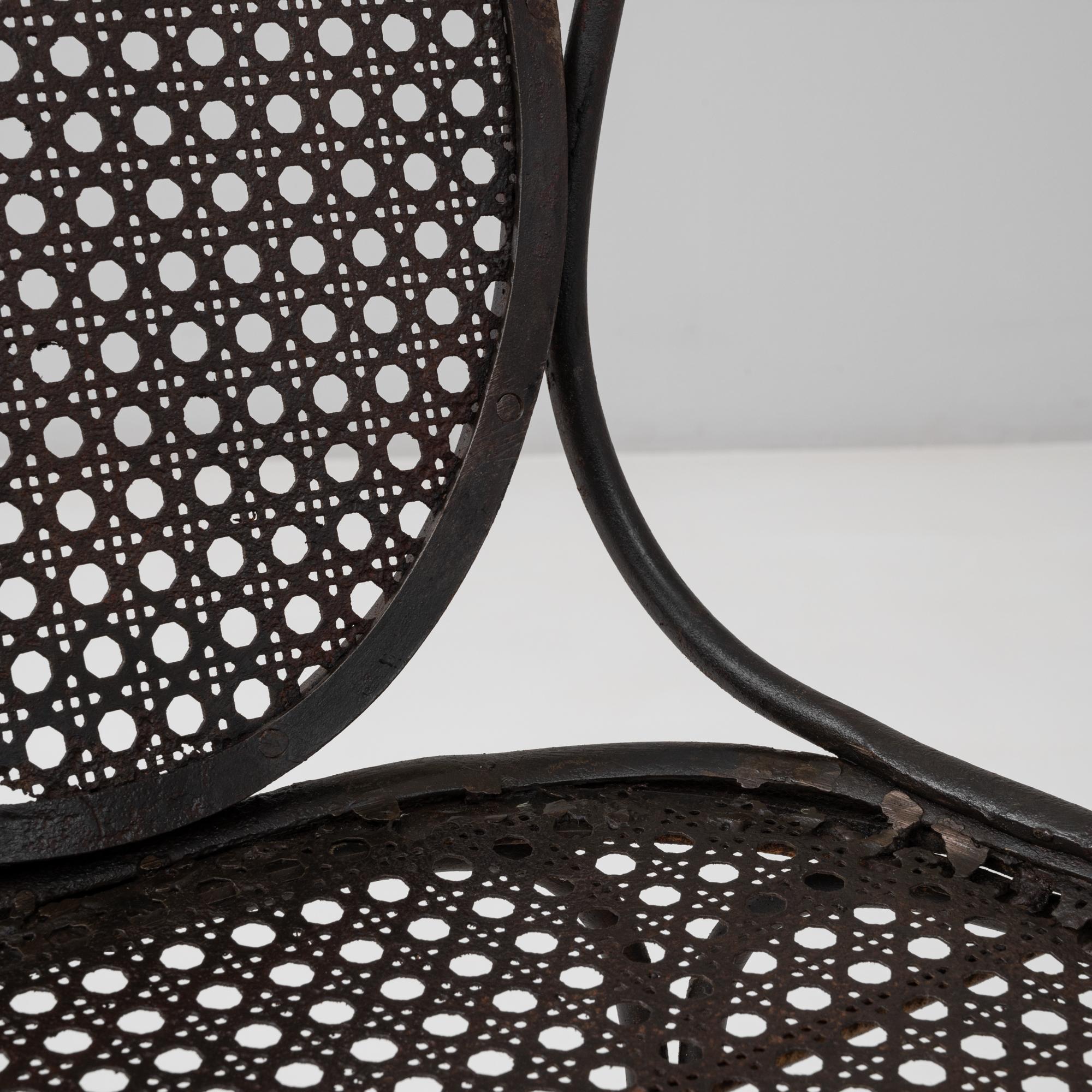 Sedia da giardino francese del 1900 in metallo con schienale ovale in vendita 6