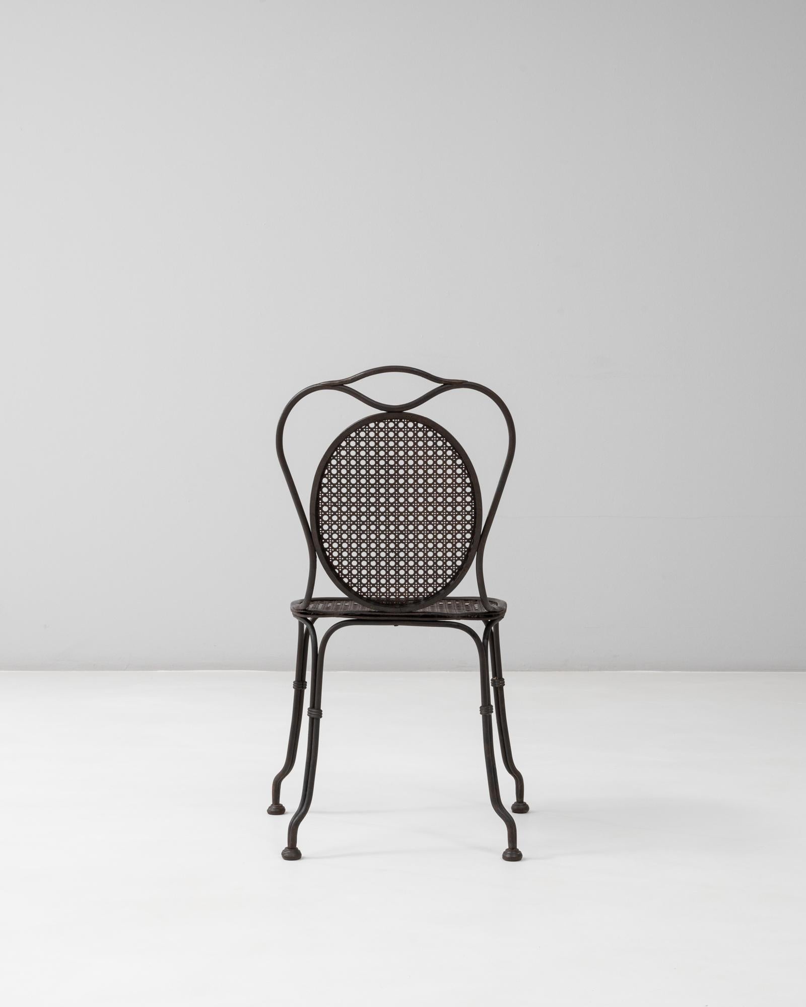 Sedia da giardino francese del 1900 in metallo con schienale ovale In condizioni buone in vendita a High Point, NC