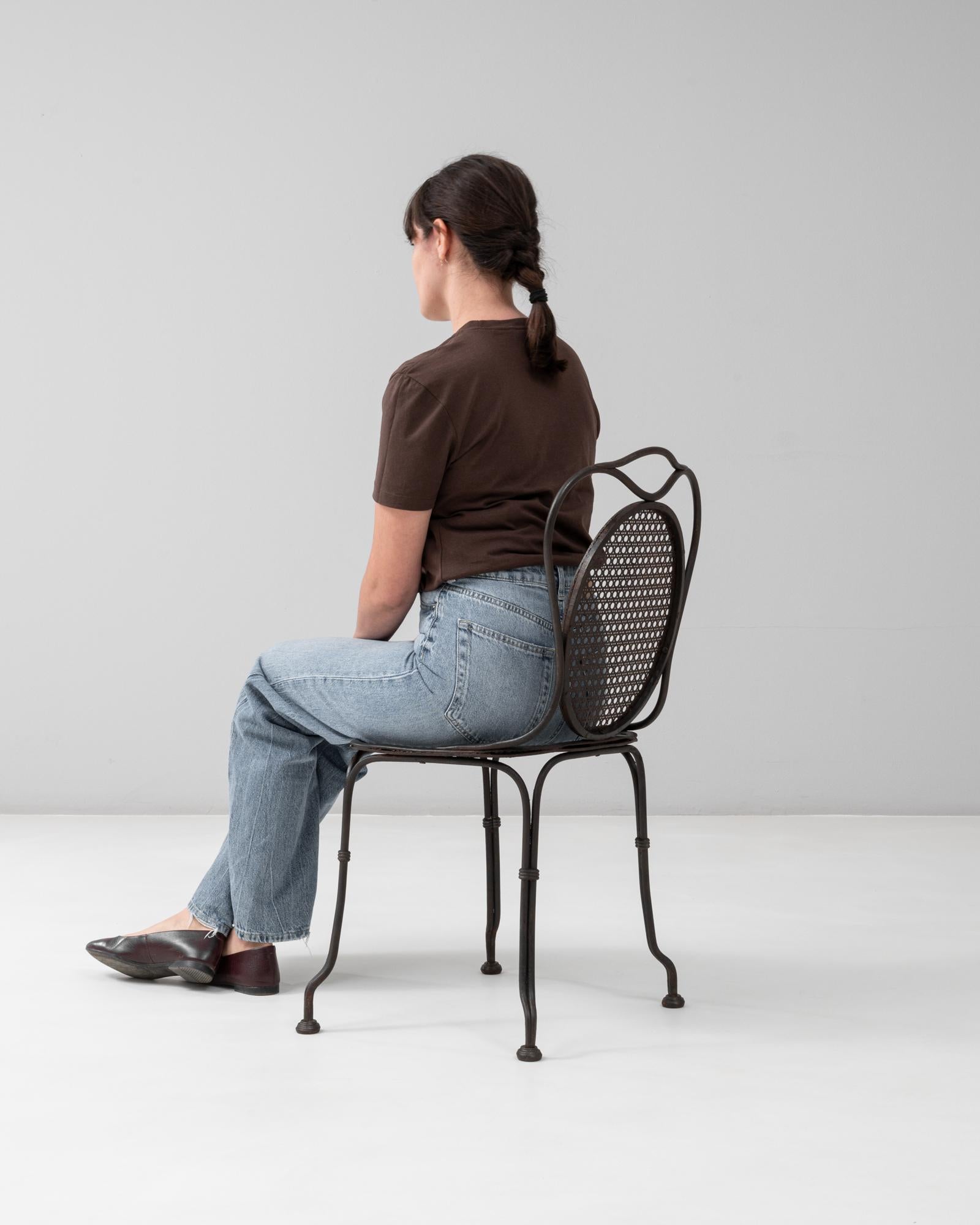 Sedia da giardino francese del 1900 in metallo con schienale ovale in vendita 1