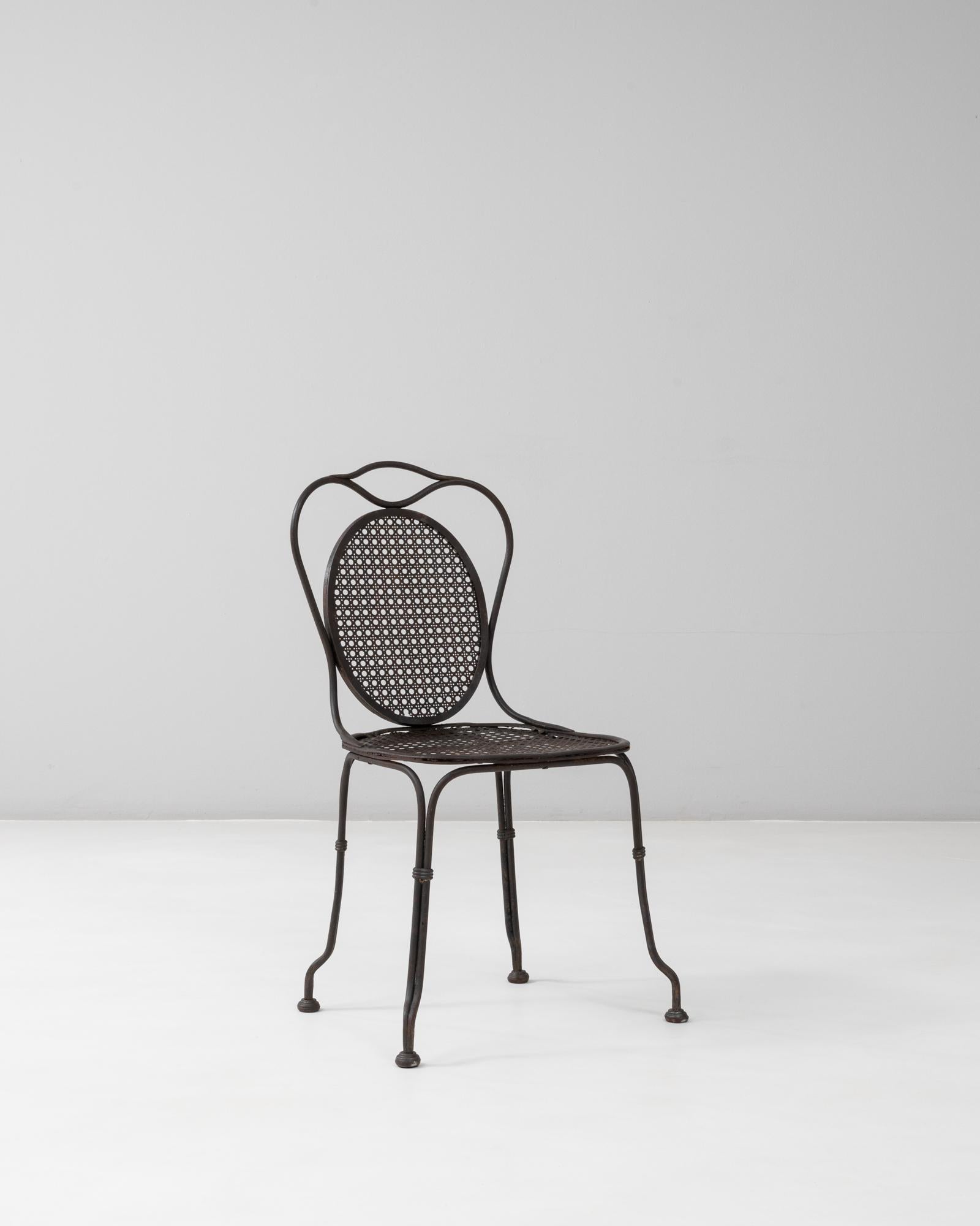 Sedia da giardino francese del 1900 in metallo con schienale ovale in vendita 2
