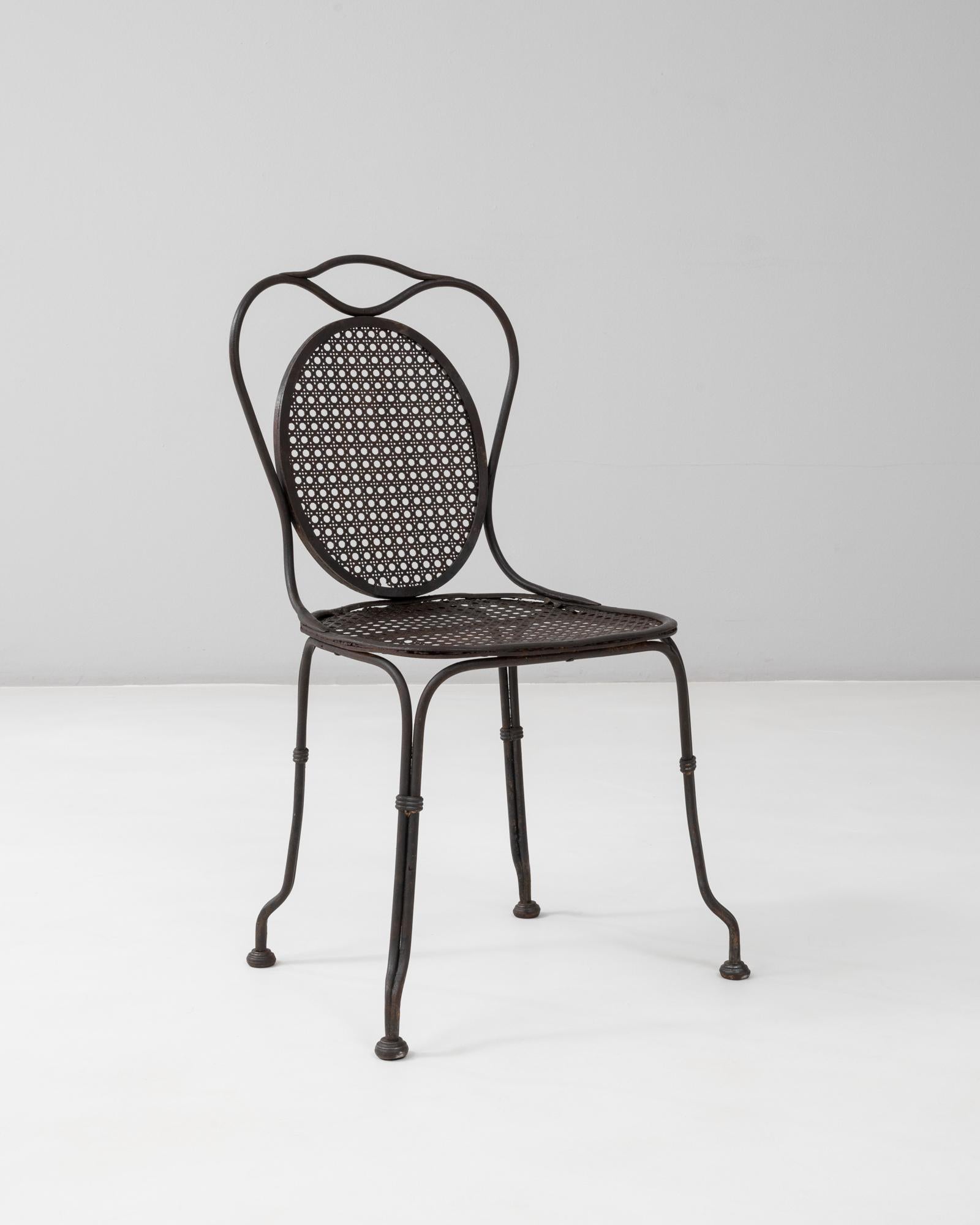 Sedia da giardino francese del 1900 in metallo con schienale ovale in vendita 3