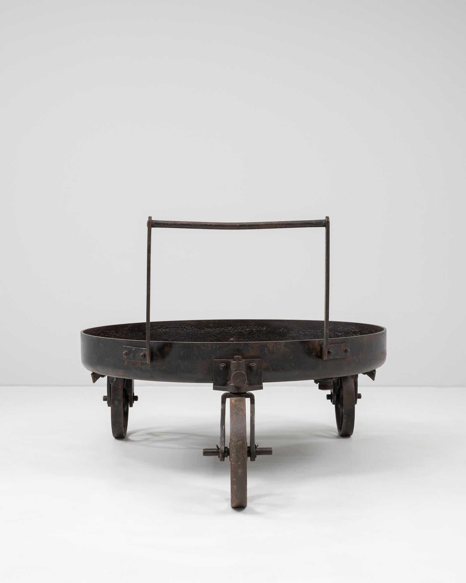 Questo grill francese da giardino in metallo del 1900 è un pezzo raro e sorprendente di industrial design, originariamente realizzato per uso culinario all'aperto. Costruito in ferro pesante, il bacino circolare poggia su un robusto telaio a rotelle
