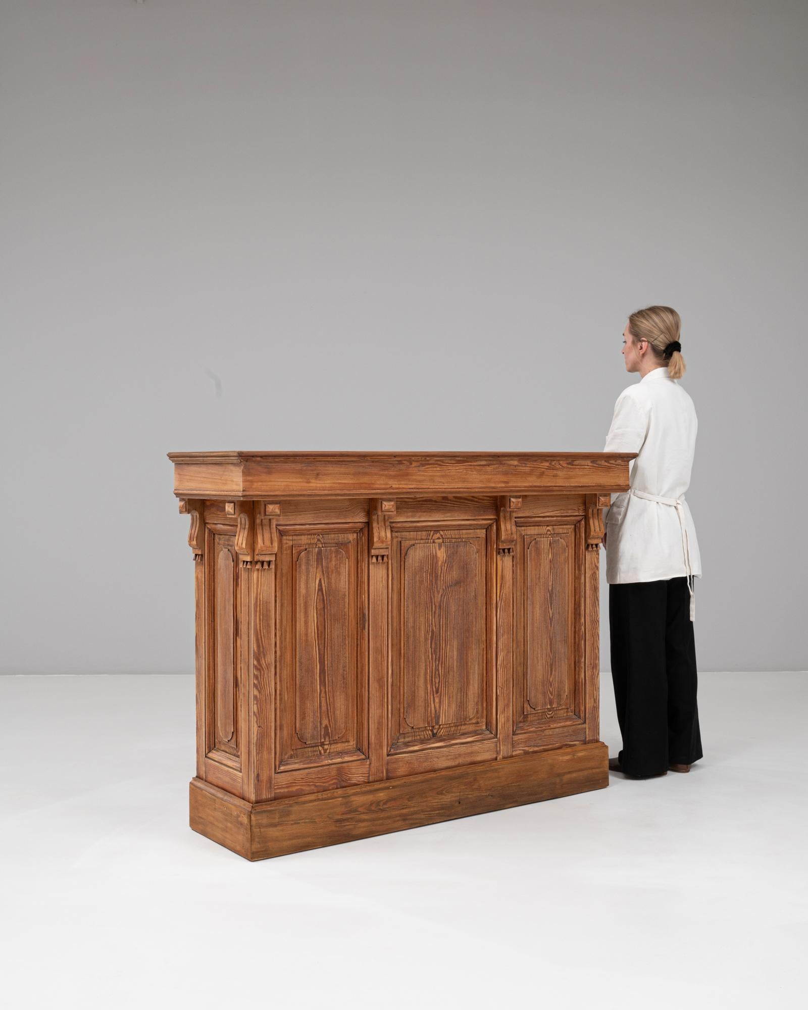 1900 Französisch neoklassischen hölzernen Bar mit geschnitzten Details (20. Jahrhundert) im Angebot