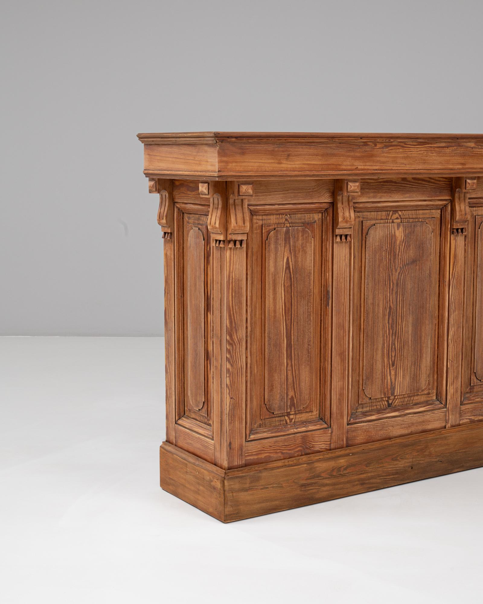 1900 Französisch neoklassischen hölzernen Bar mit geschnitzten Details (Holz) im Angebot