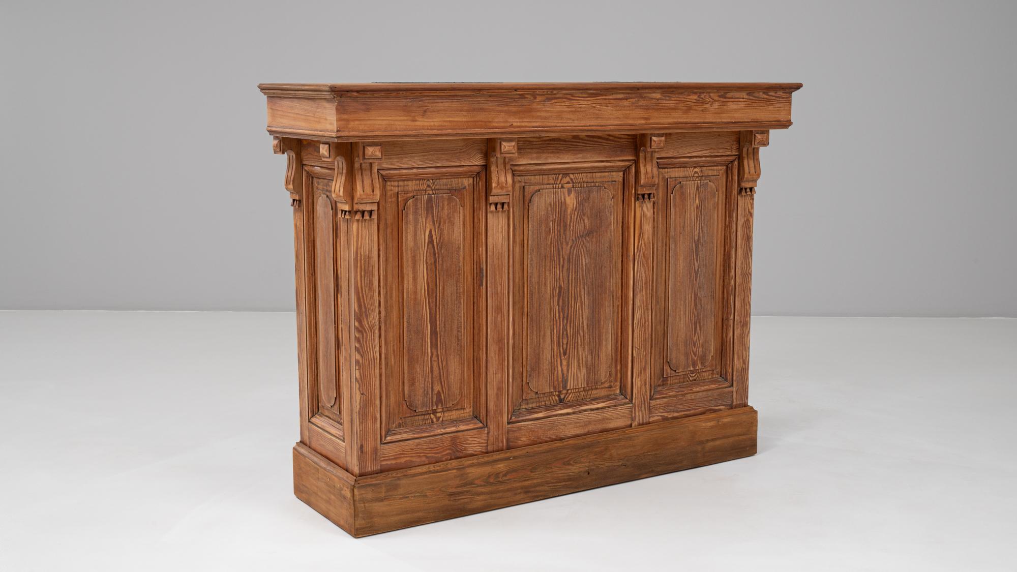 1900 Französisch neoklassischen hölzernen Bar mit geschnitzten Details im Angebot 1