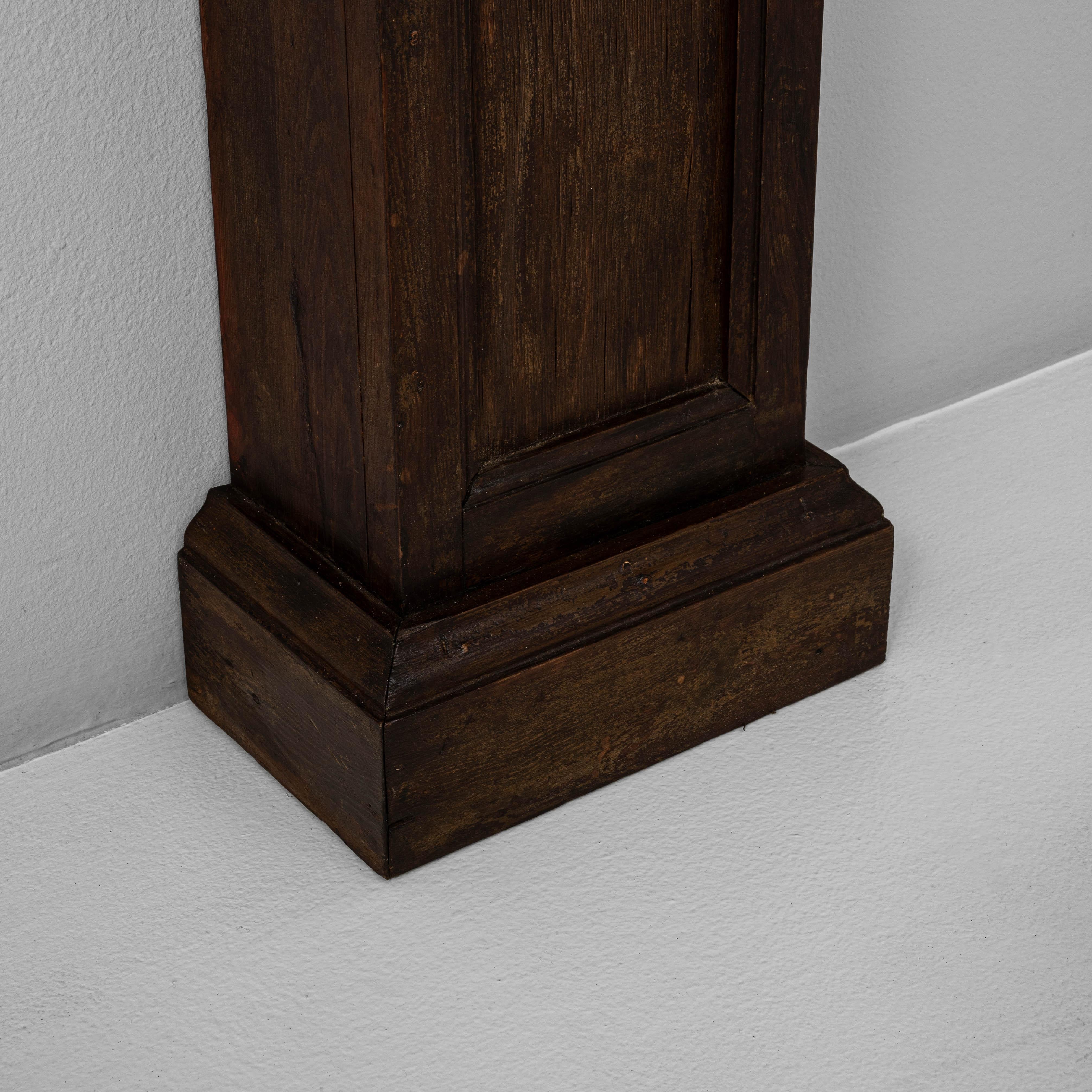 Chimenea francesa neoclásica de madera de 1900 con pátina original en venta 3