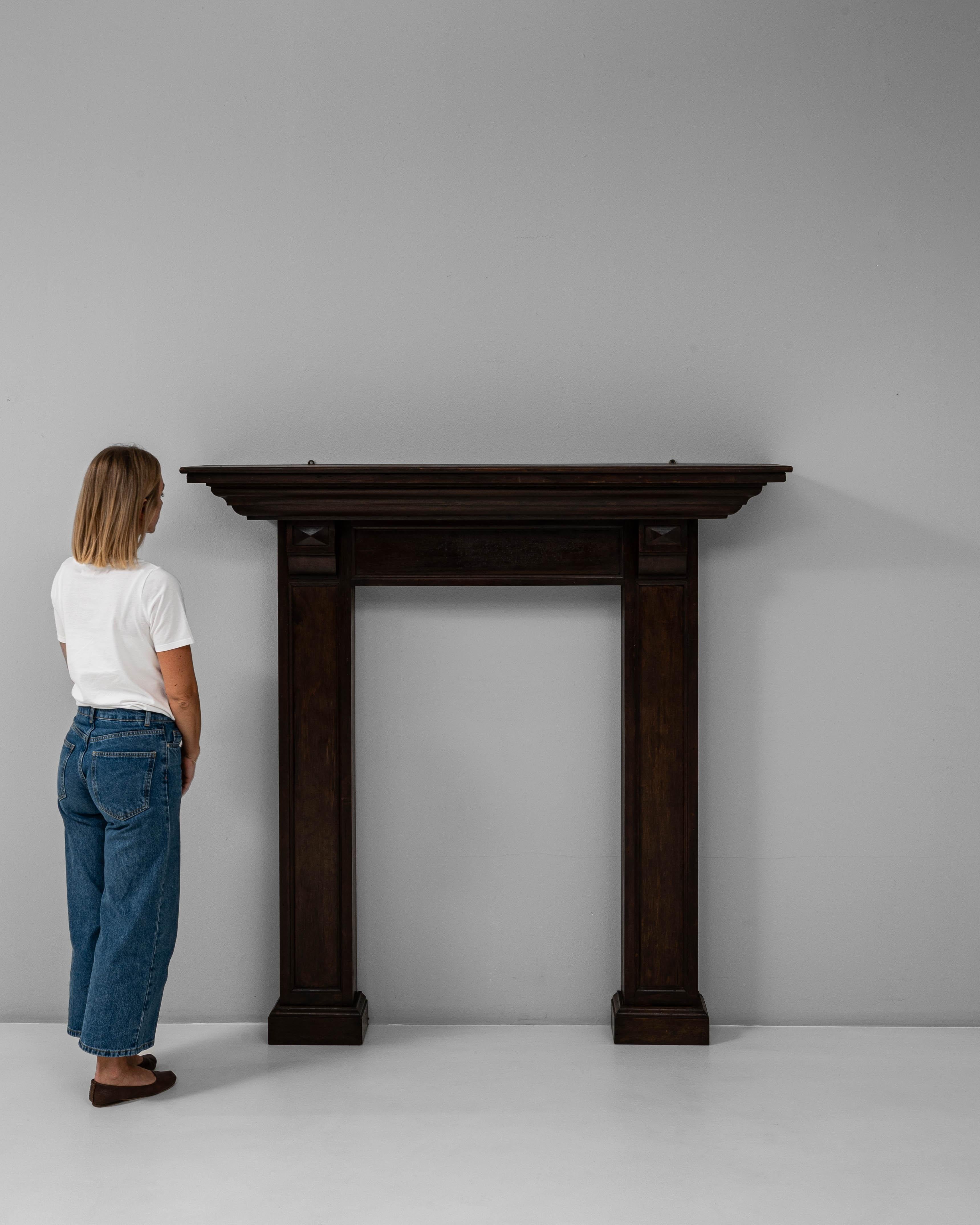 Chimenea francesa neoclásica de madera de 1900 con pátina original Neoclásico en venta