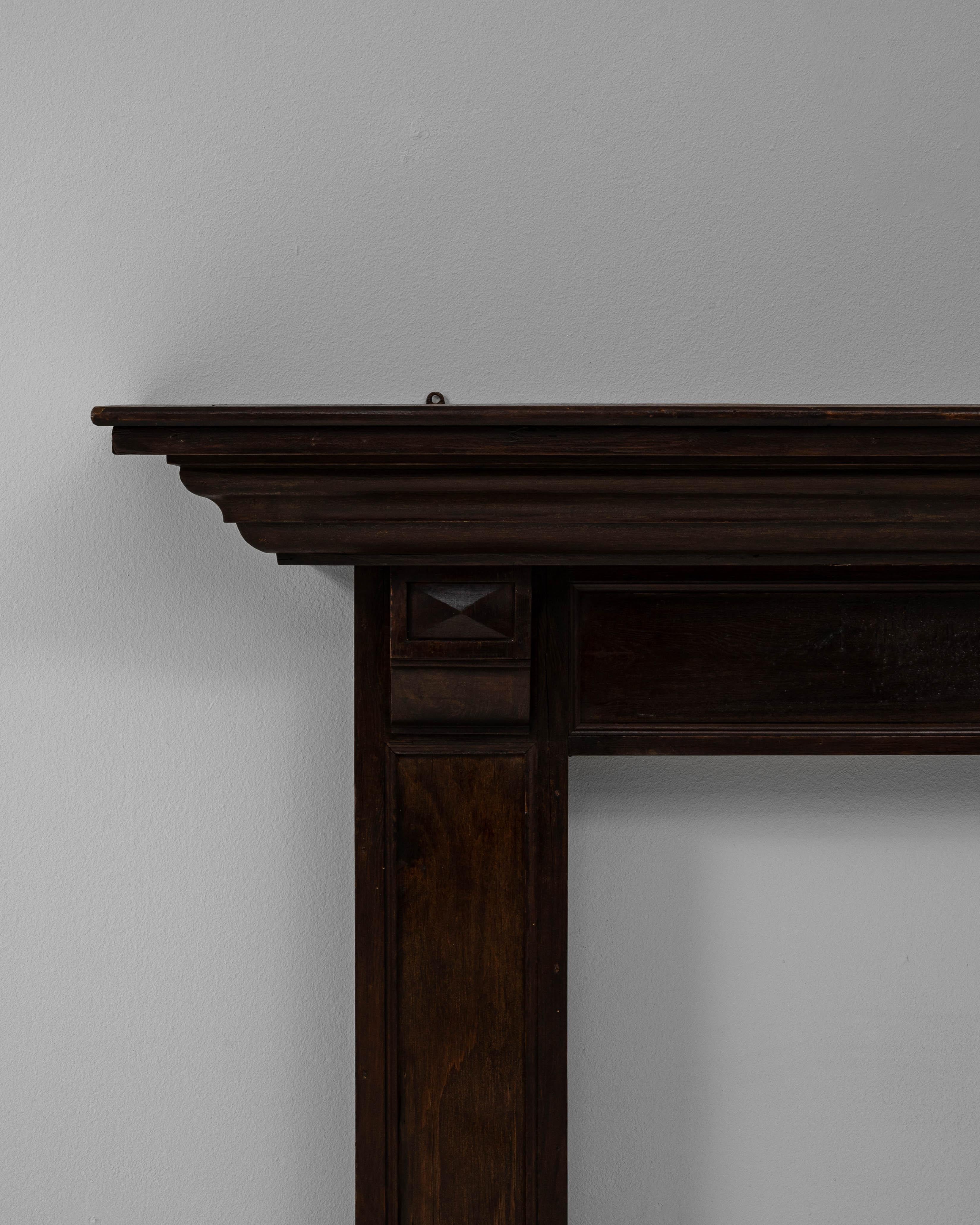 Chimenea francesa neoclásica de madera de 1900 con pátina original siglo XX en venta