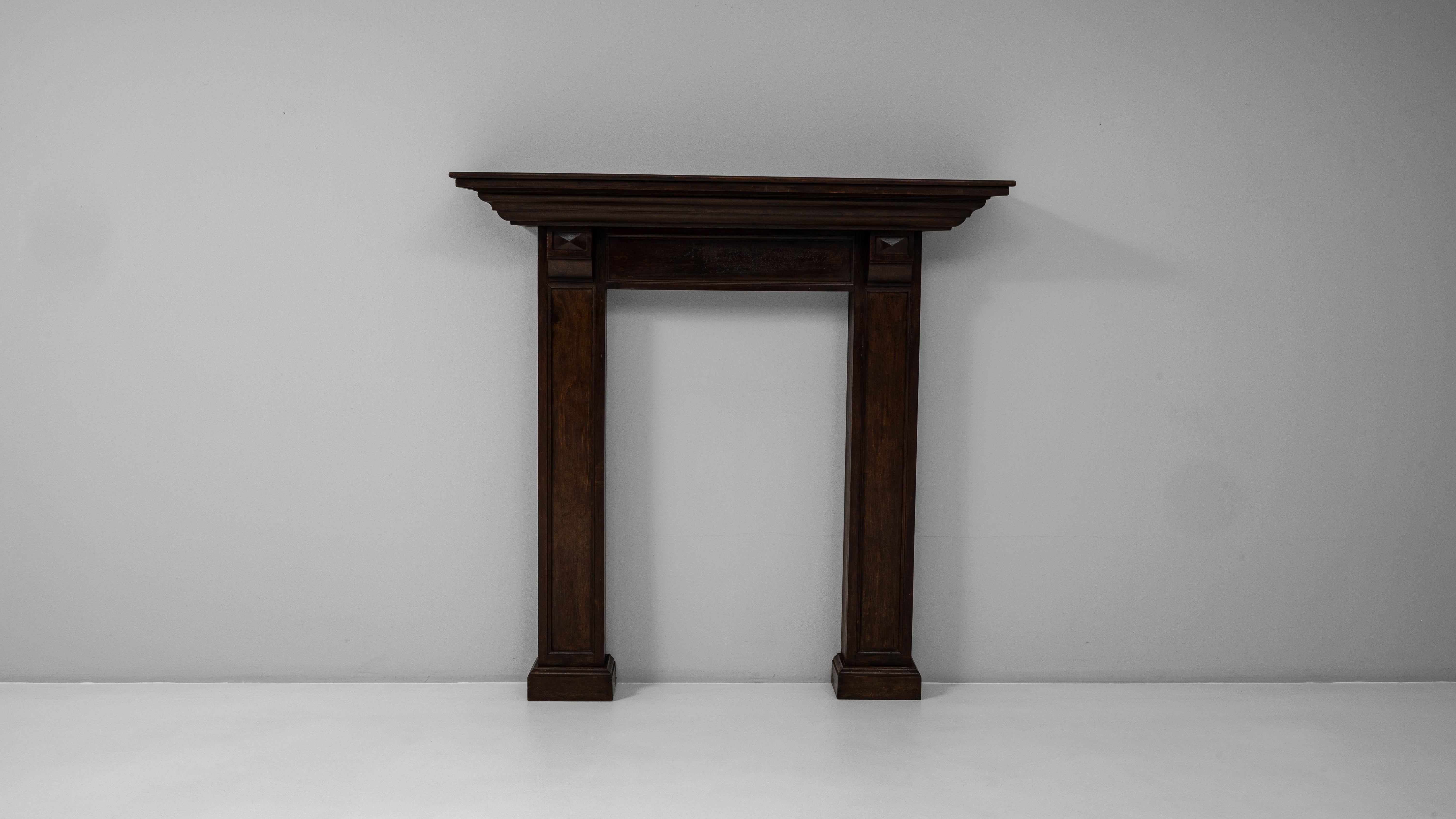 Chimenea francesa neoclásica de madera de 1900 con pátina original Madera en venta