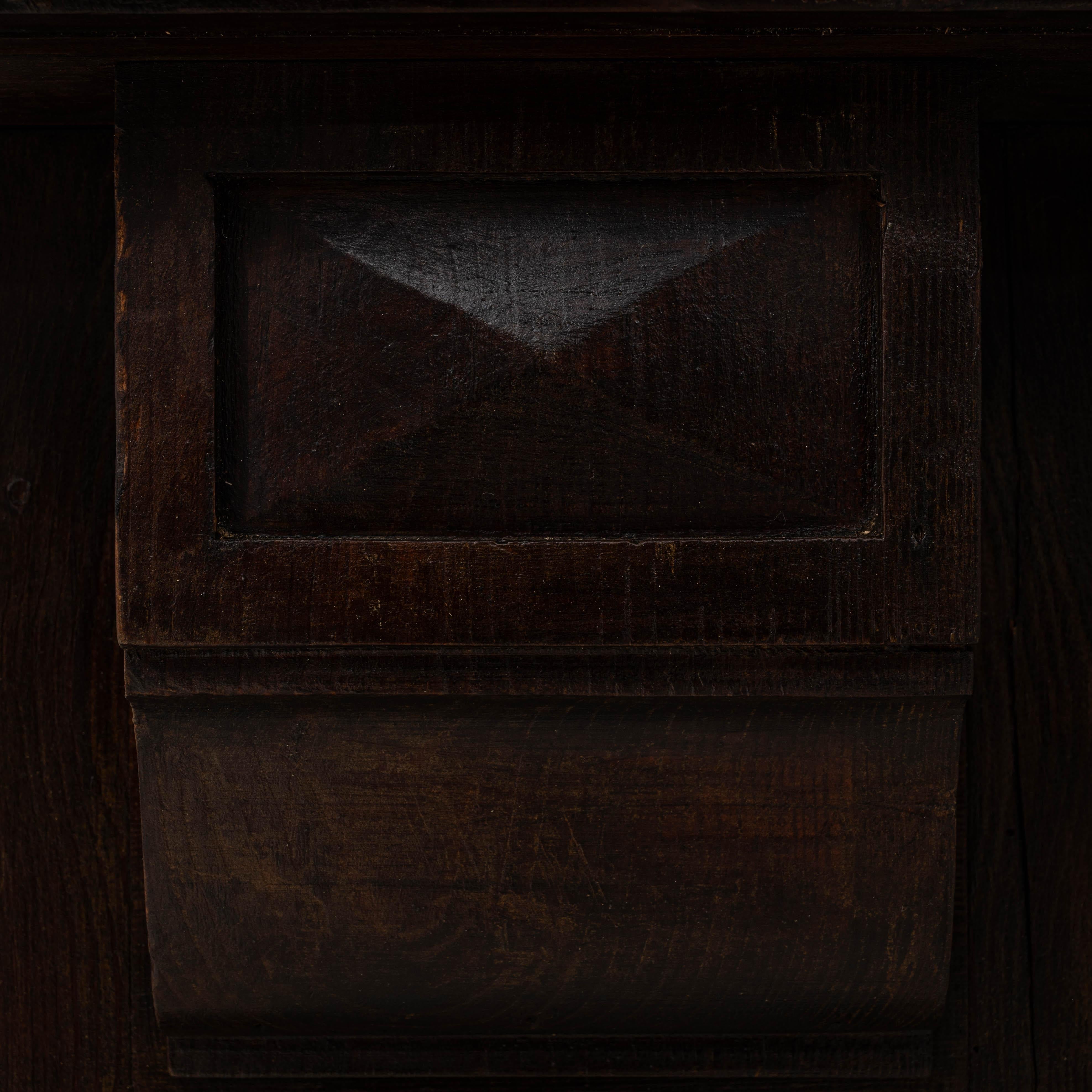Chimenea francesa neoclásica de madera de 1900 con pátina original en venta 2