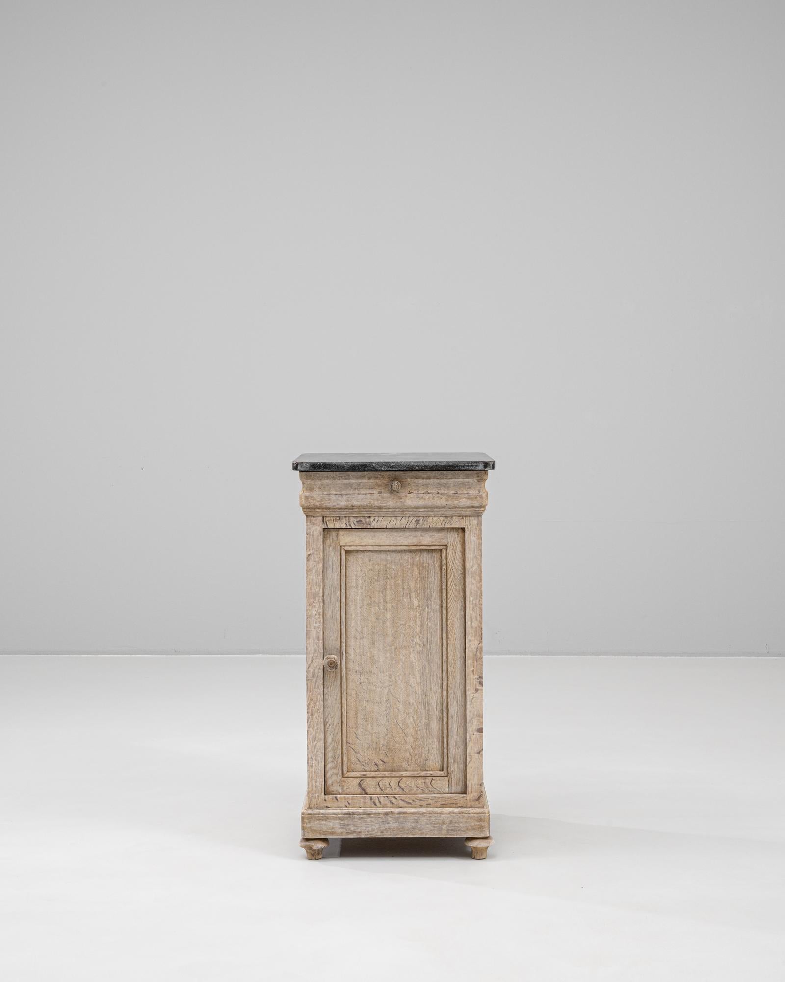 Esta mesilla de noche de roble francés de 1900 con tapa de mármol es una pieza refinada pero práctica que aporta un toque de encanto antiguo a cualquier dormitorio o sala de estar. Fabricada en roble macizo, la mesa tiene una hermosa pátina