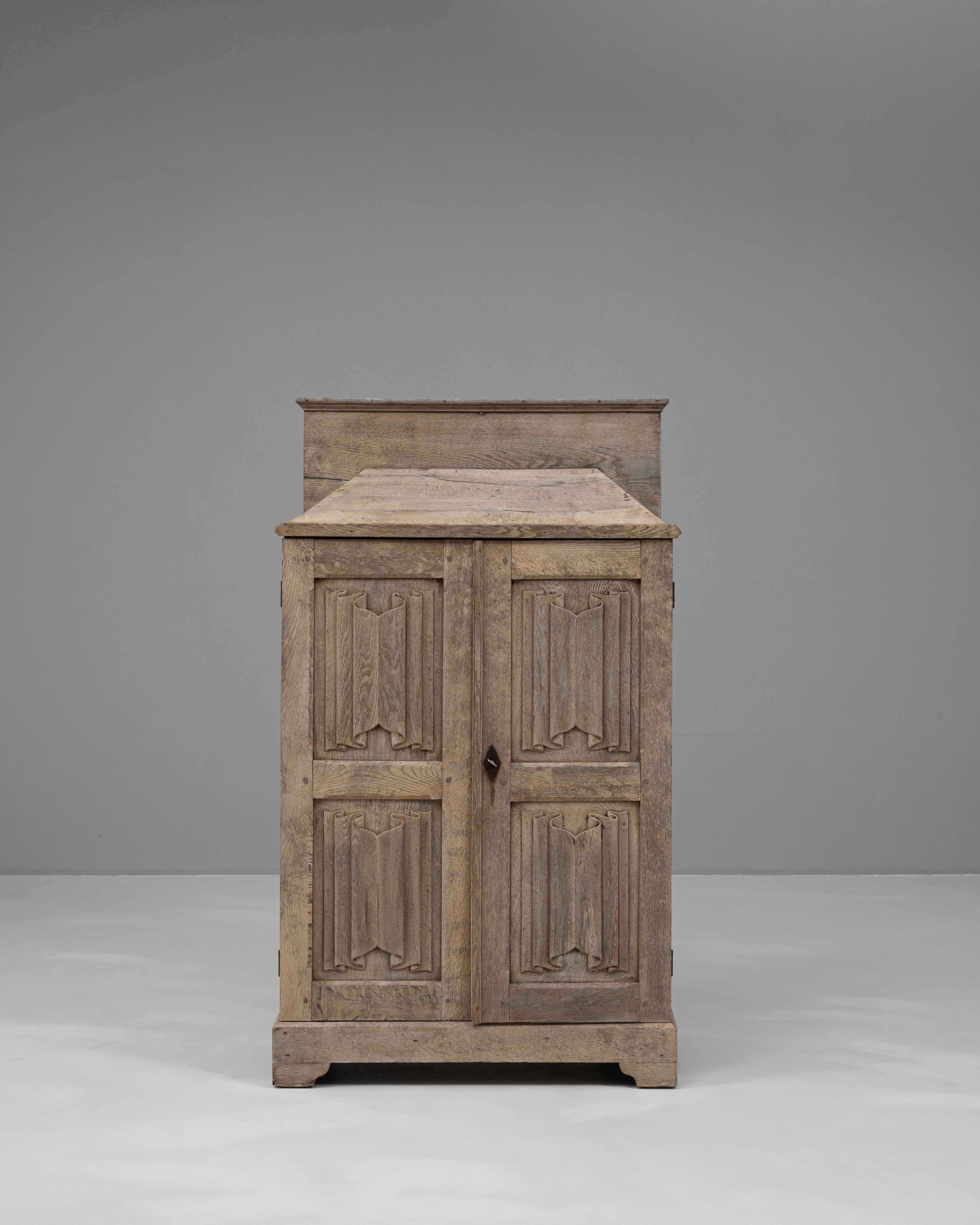 Questo buffet in rovere francese del 1900 è un esempio di eleganza rustica grazie al suo design senza tempo e alla sua impeccabile maestria. Realizzato in rovere massiccio, il pezzo vanta linee pulite e una patina che ne evidenzia le venature