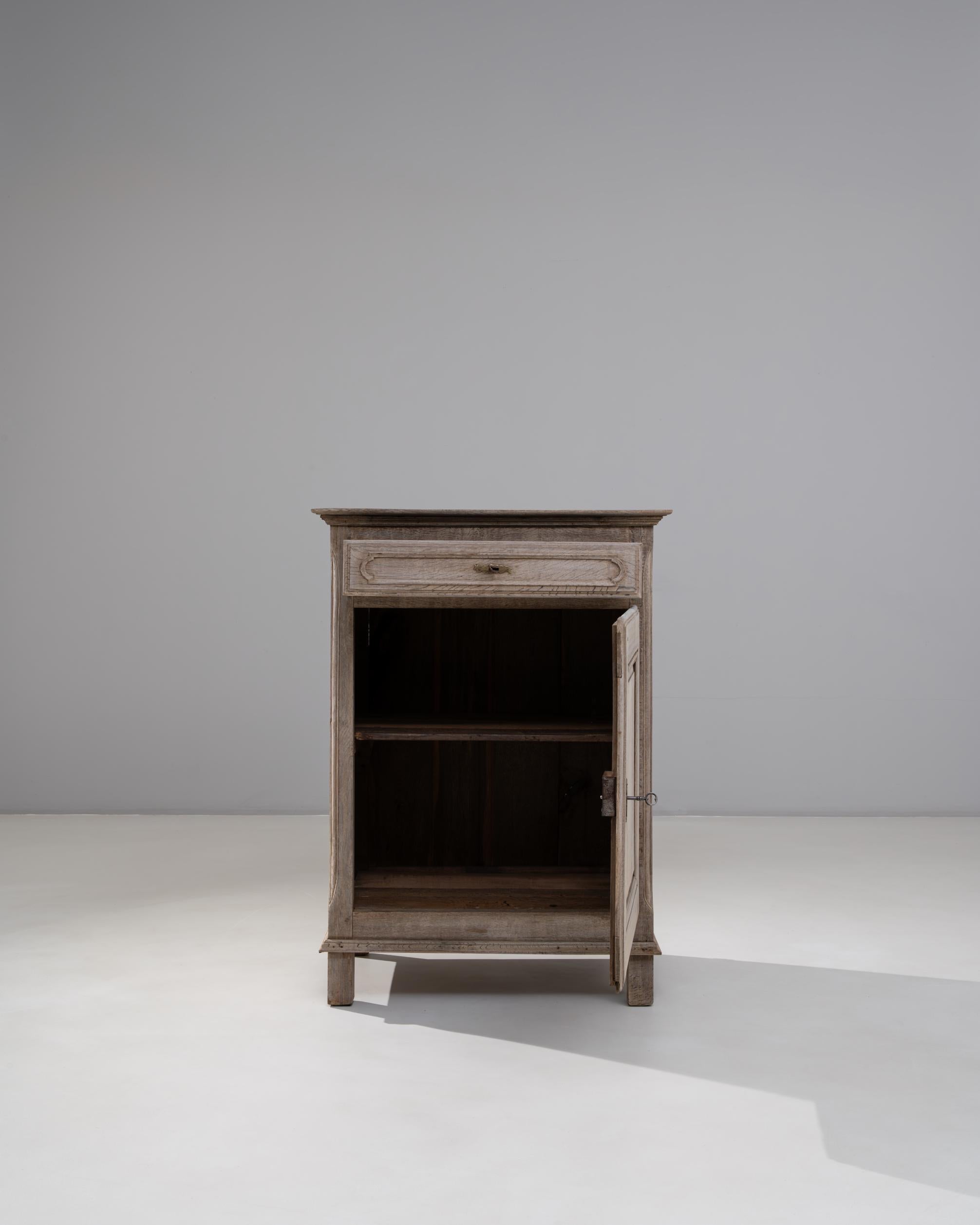 Francese Buffet in Oak francese del 1900 con anta a pannelli in vendita