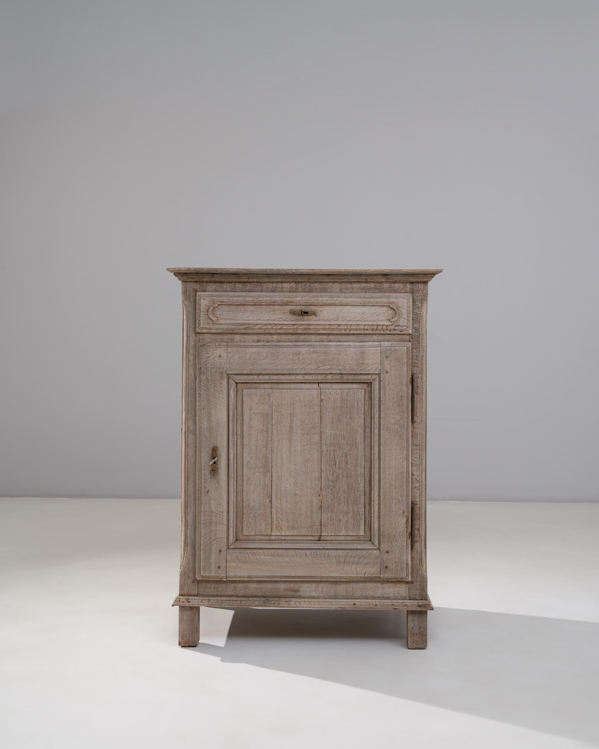 XX secolo Buffet in Oak francese del 1900 con anta a pannelli in vendita