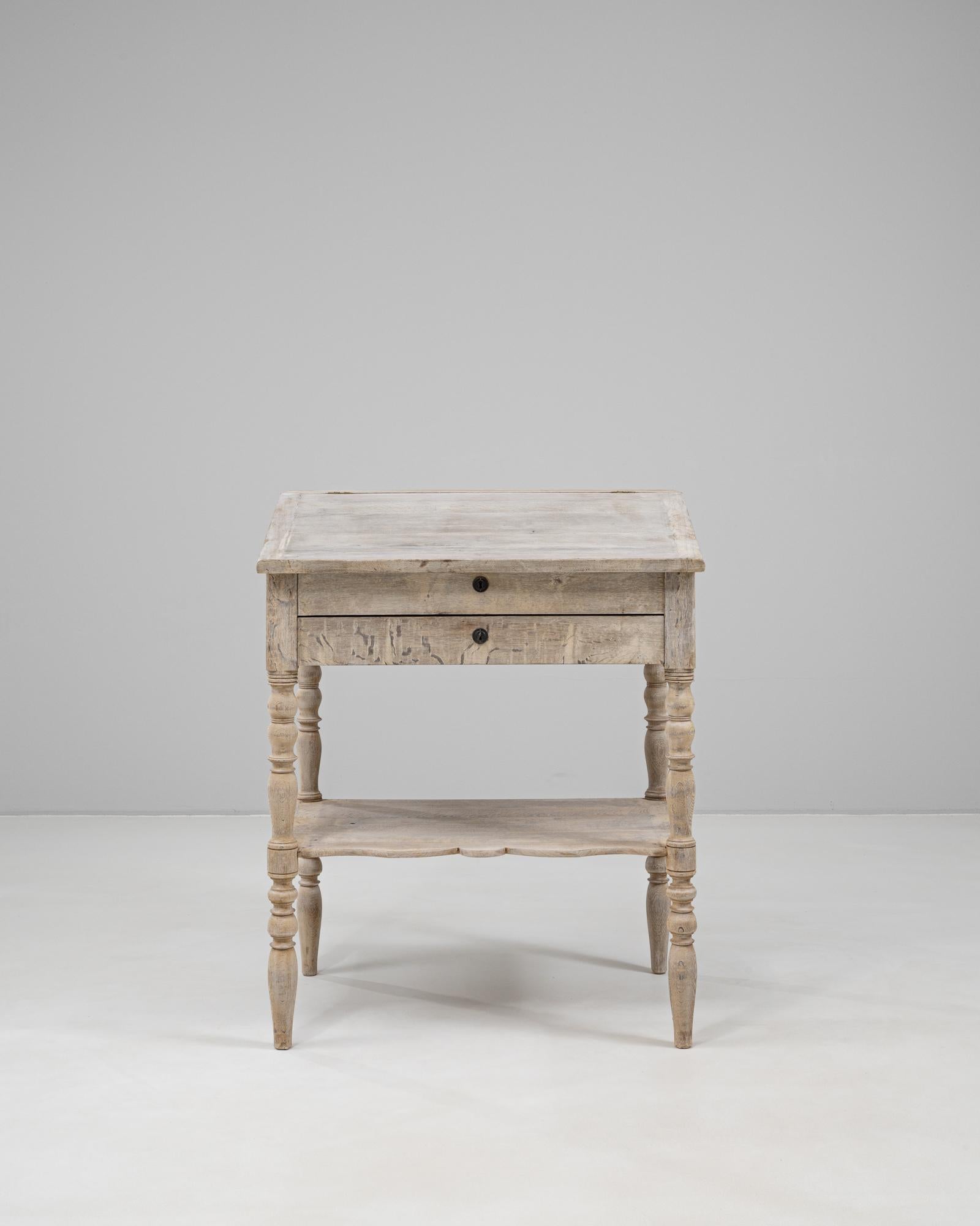 Scrivania in quercia francese del 1900 con un'affascinante superficie di scrittura inclinata e un classico artigianato di fine secolo. Realizzato in rovere massiccio con una patina morbidamente invecchiata, questo pezzo presenta le tradizionali