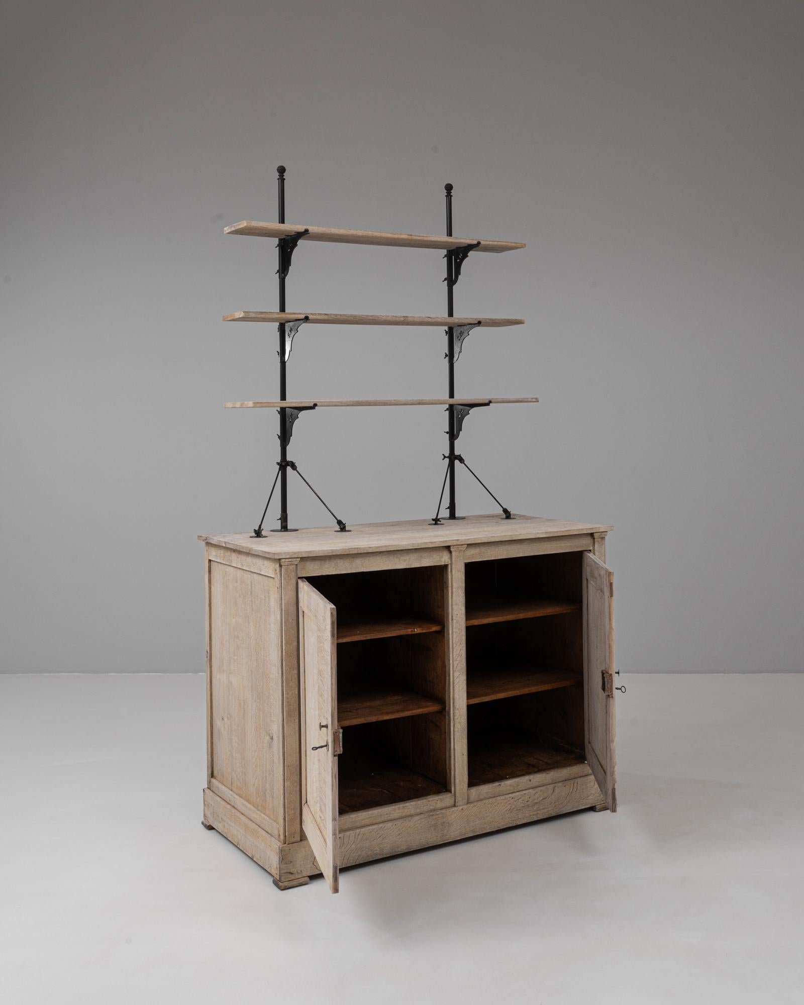 Metallo Mobile da esposizione in Oak francese degli anni '1900 in vendita