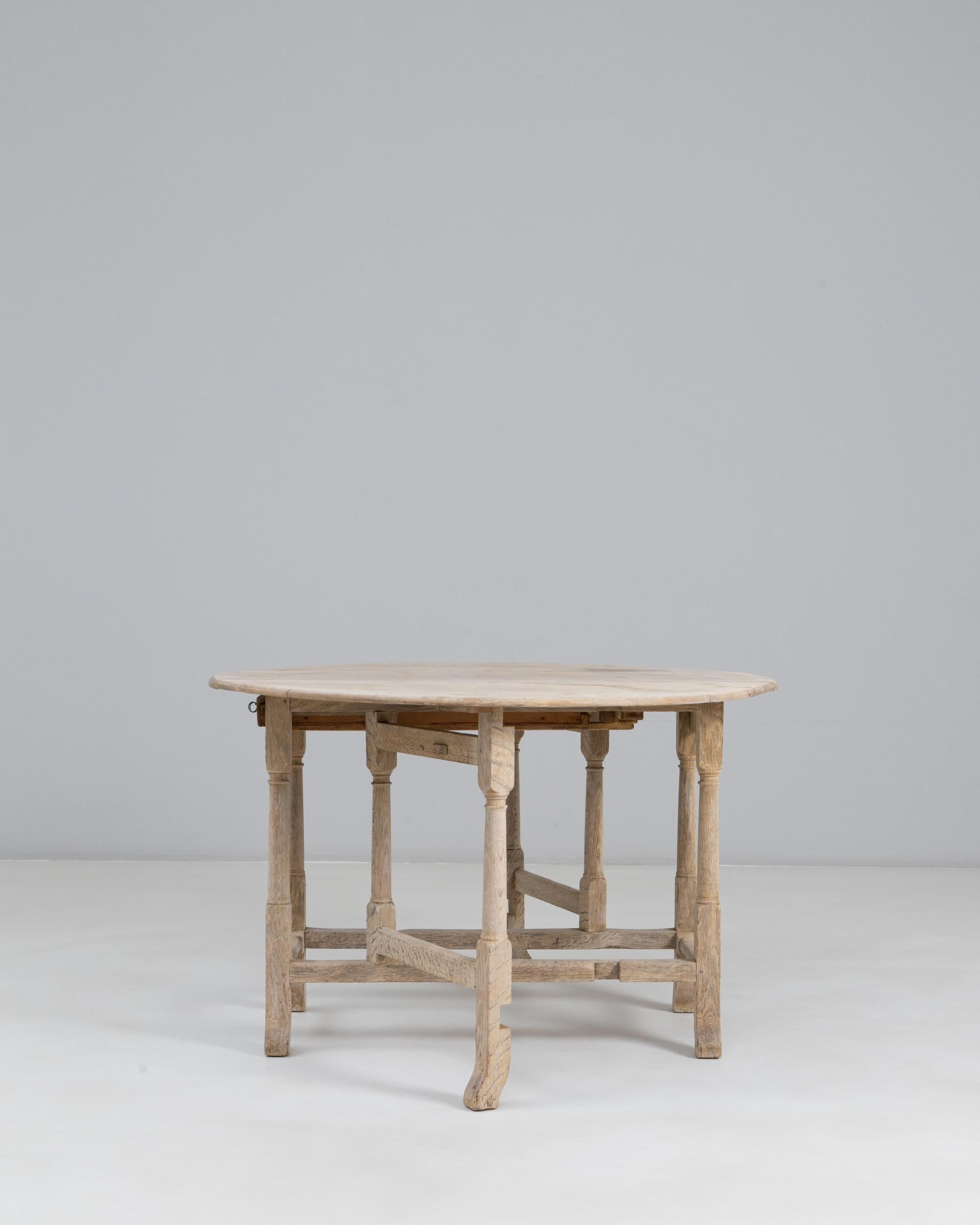 1900s French Oak Drop Leaf Table In Good Condition For Sale In High Point, NC