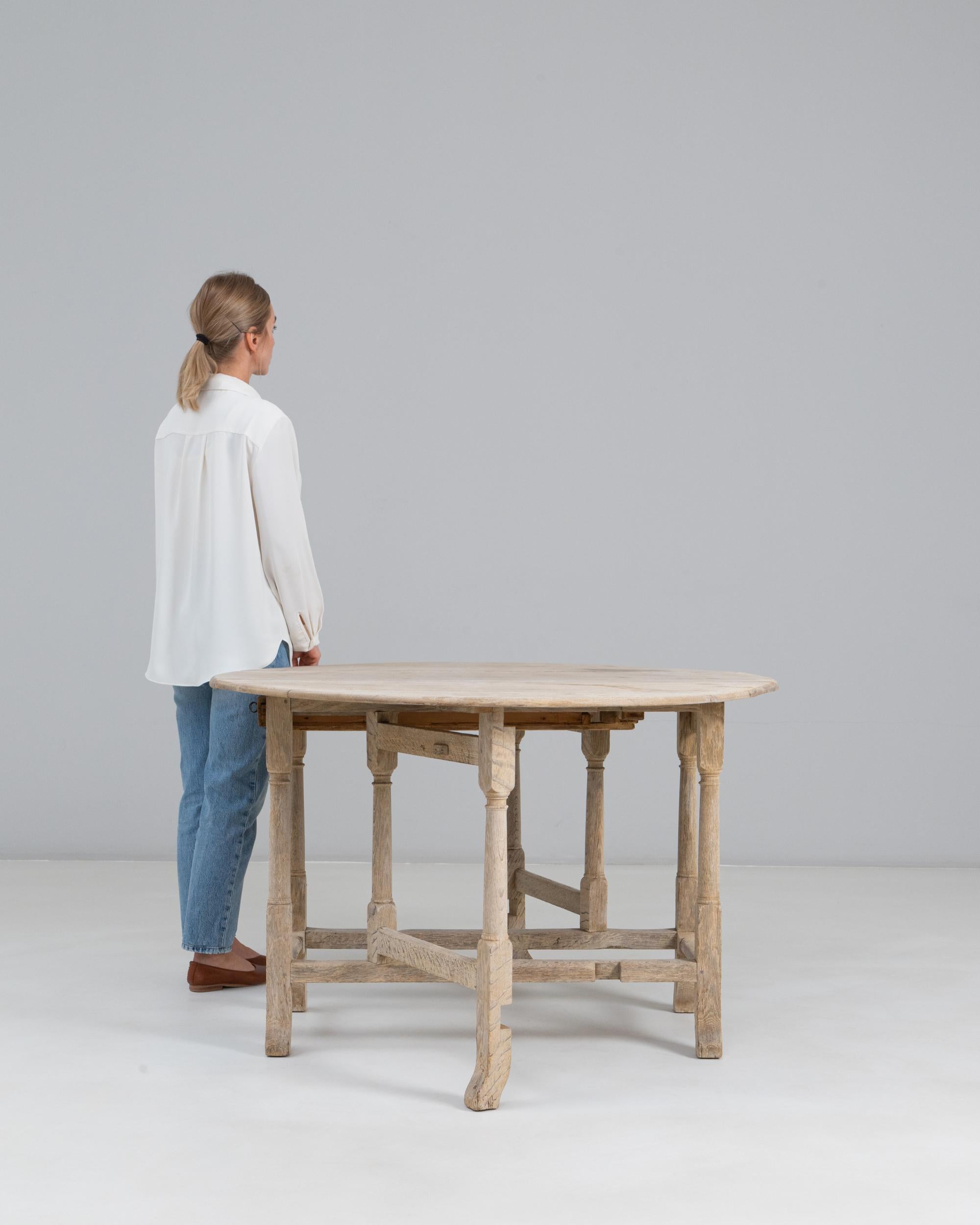 20th Century 1900s French Oak Drop Leaf Table For Sale