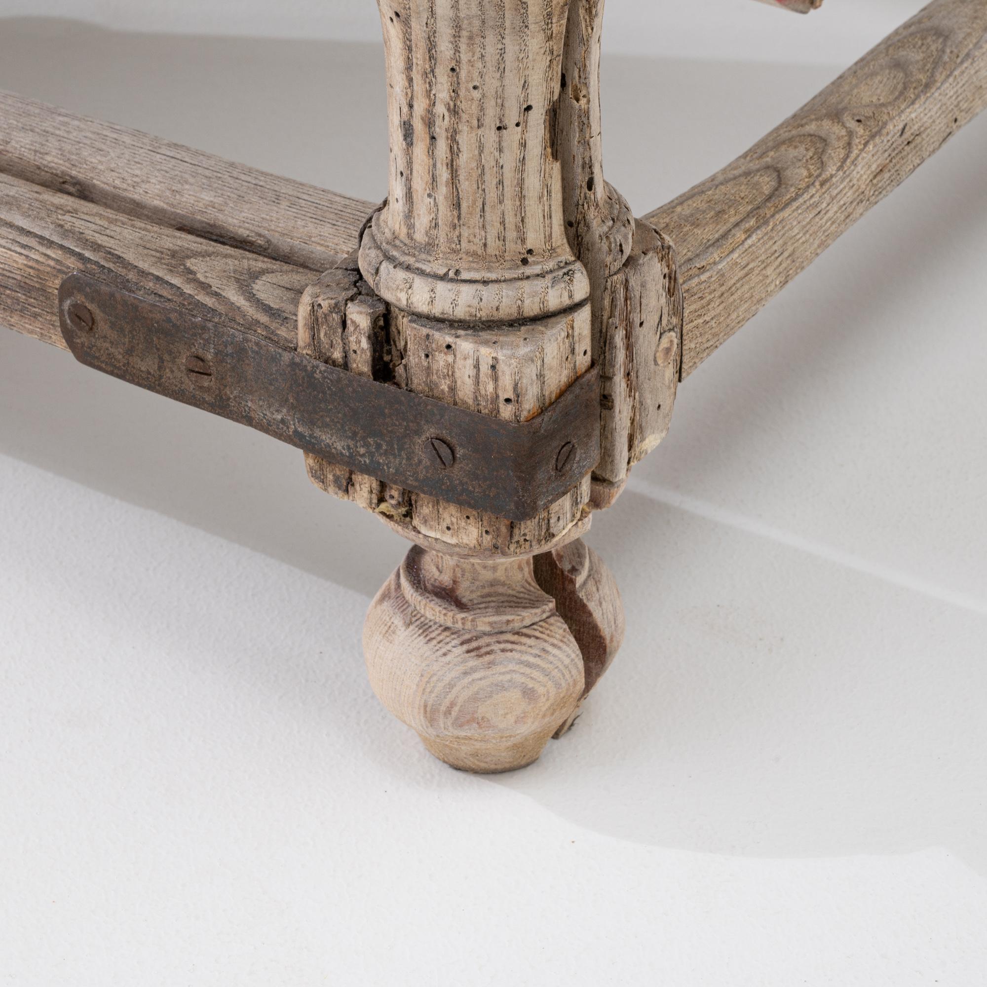 Table à pieds en chêne français des années 1900 en vente 4