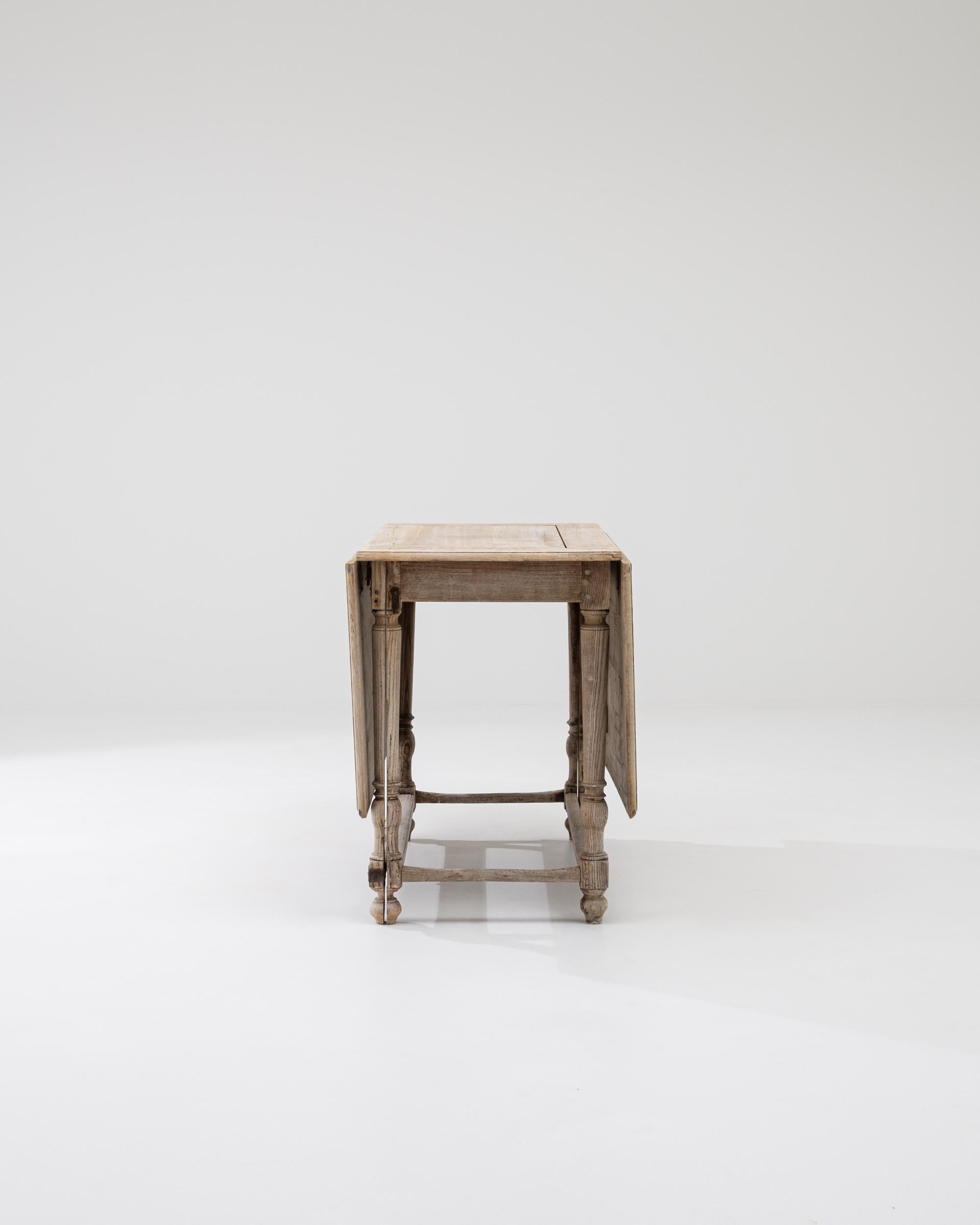 Cette table à pieds en chêne français des années 1900 est un ajout polyvalent et élégant à tout espace. Fabriqué en chêne massif, il bénéficie d'une finition naturelle et chaleureuse qui met en valeur ses magnifiques veines de bois. La table est
