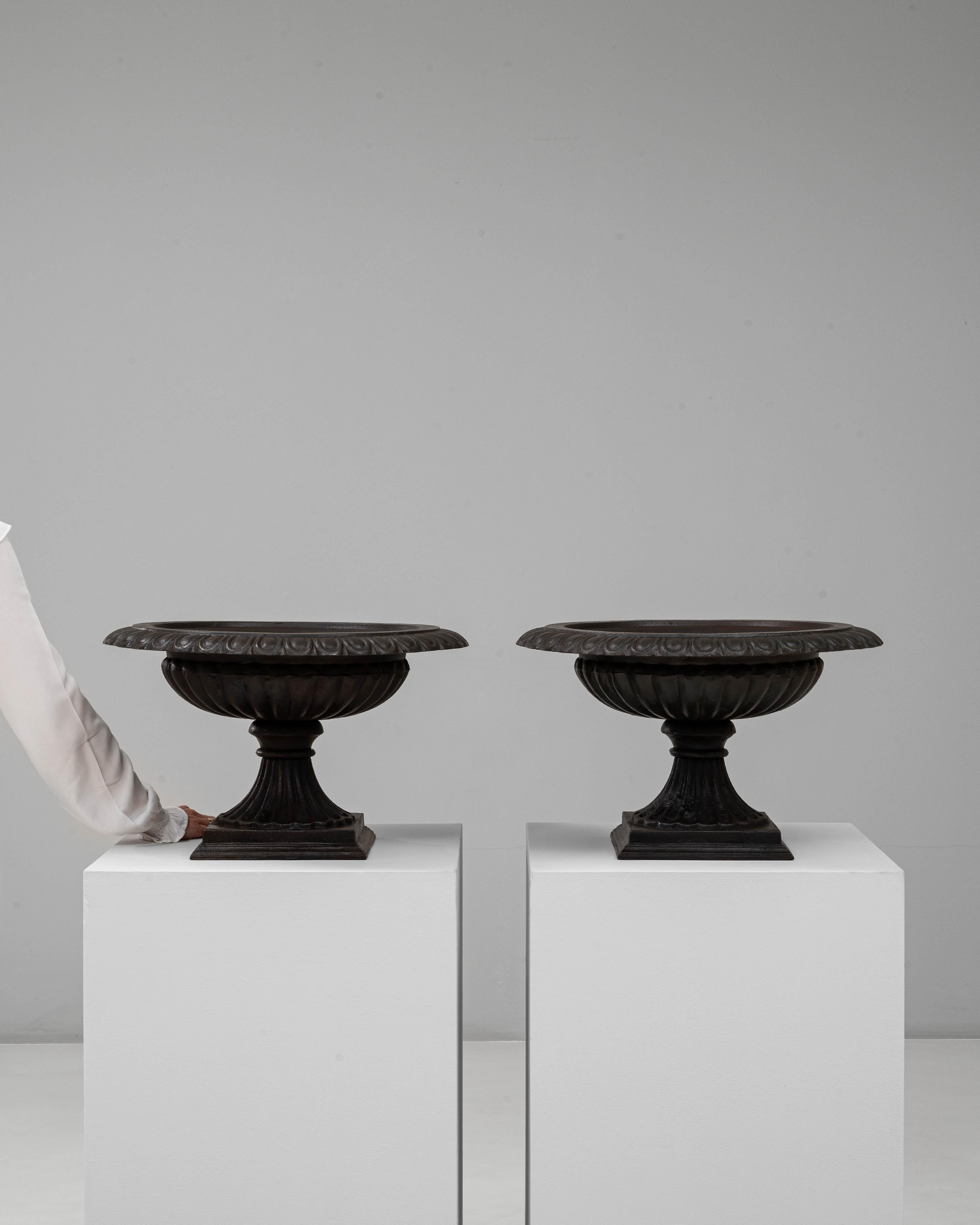 Francese Coppia di fioriere a urna Tazza in ghisa del 1900 in vendita