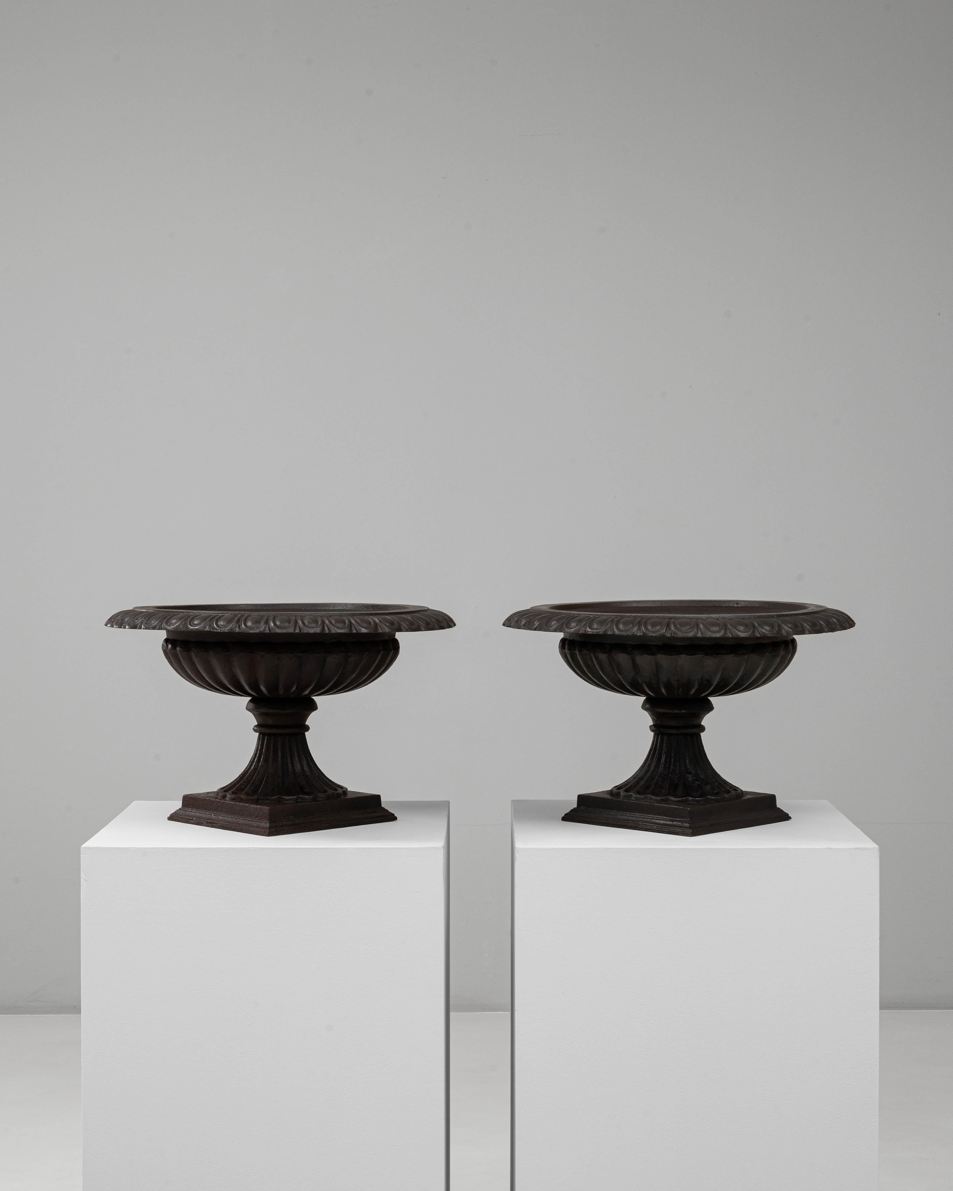 Coppia di fioriere a urna Tazza in ghisa del 1900 In condizioni buone in vendita a High Point, NC