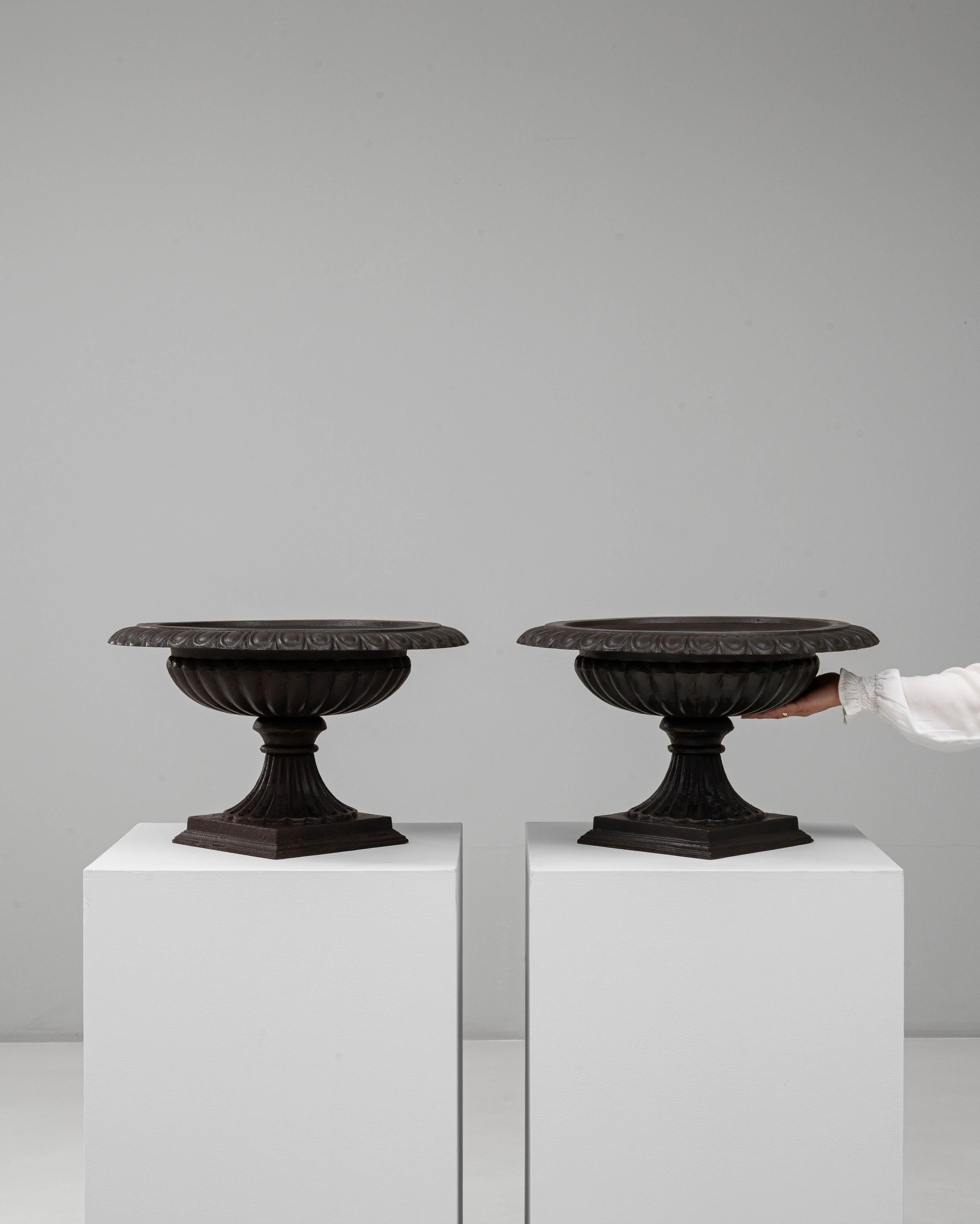 XX secolo Coppia di fioriere a urna Tazza in ghisa del 1900 in vendita