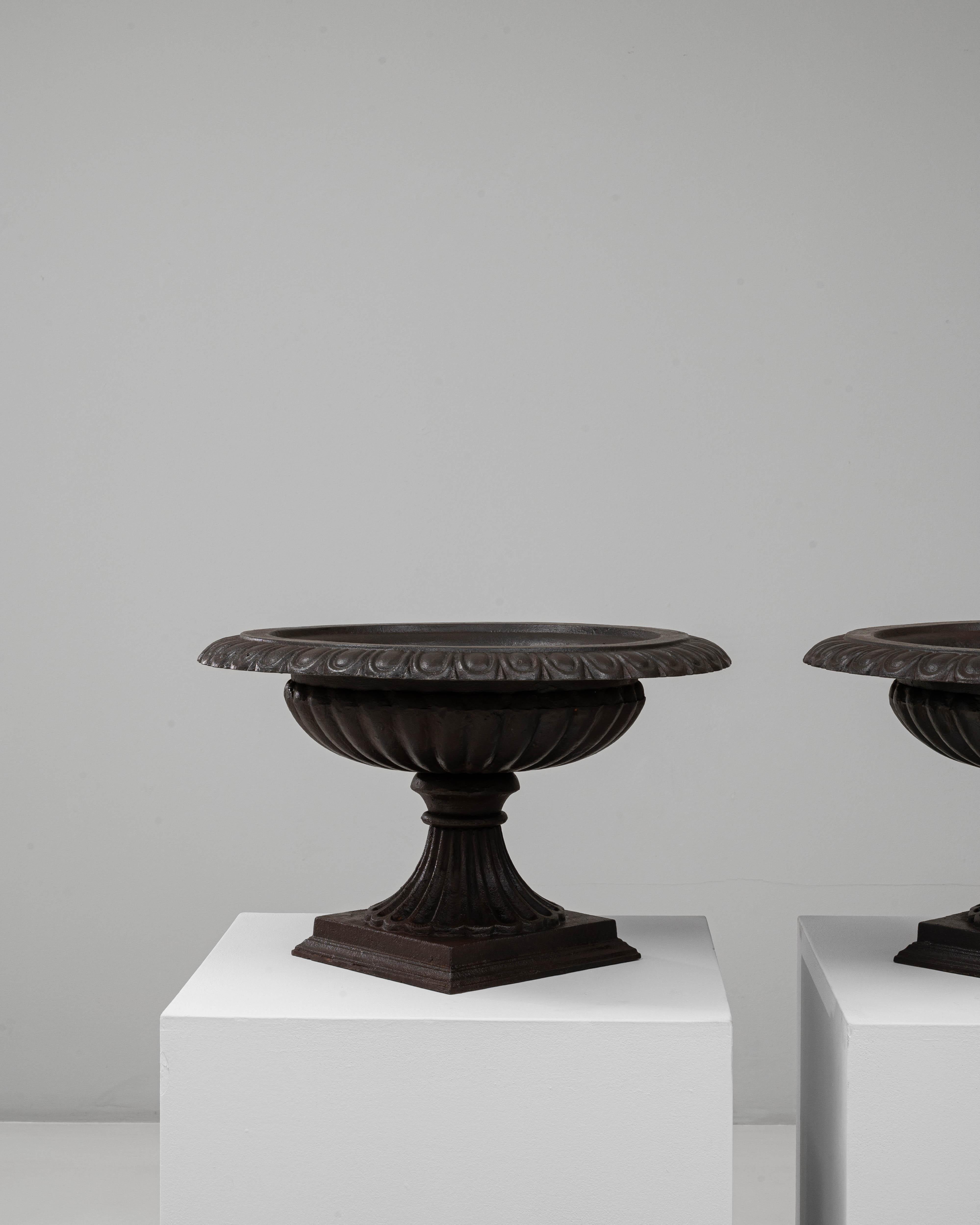 Ferro Coppia di fioriere a urna Tazza in ghisa del 1900 in vendita