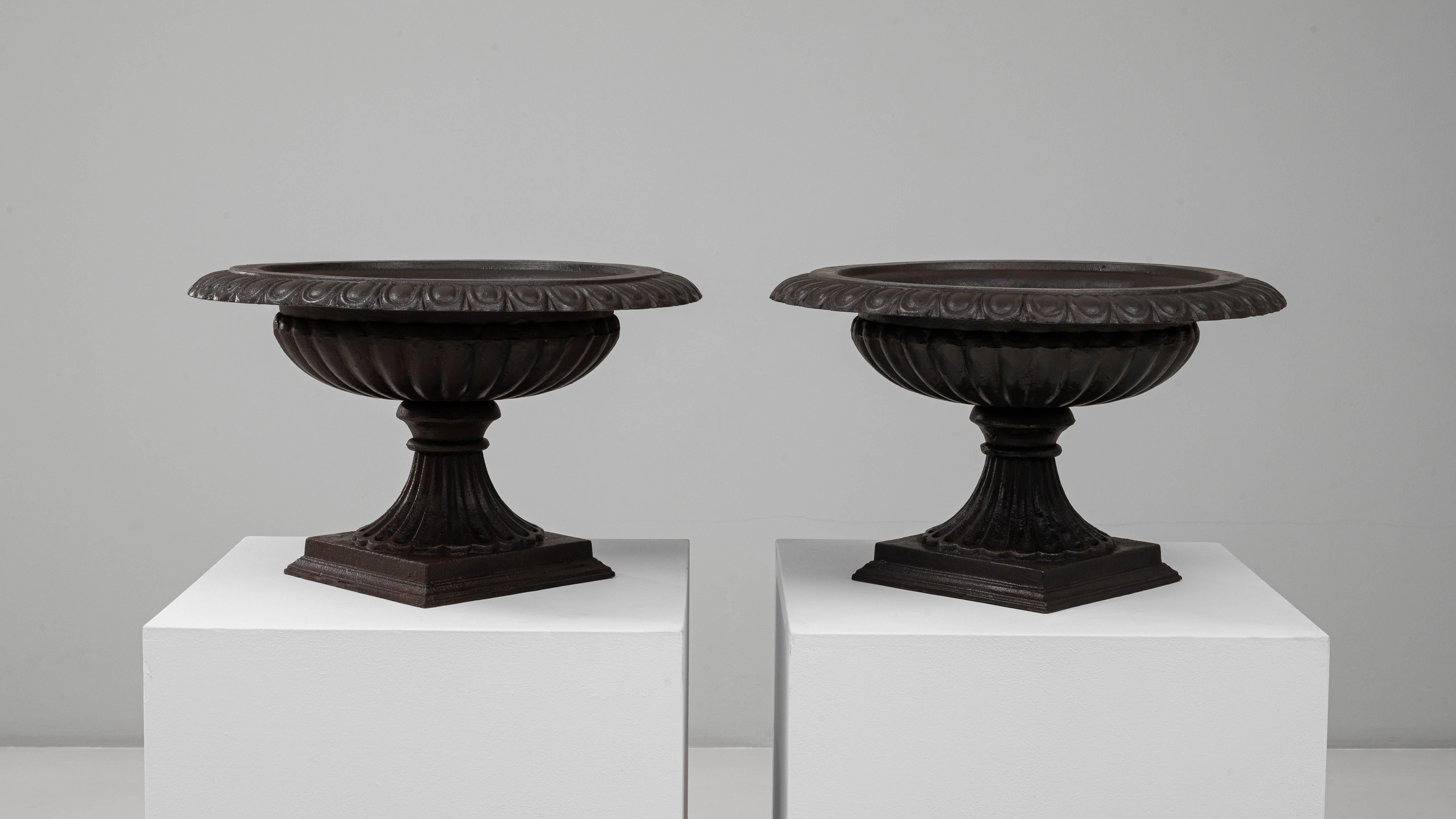 Coppia di fioriere a urna Tazza in ghisa del 1900 in vendita 1