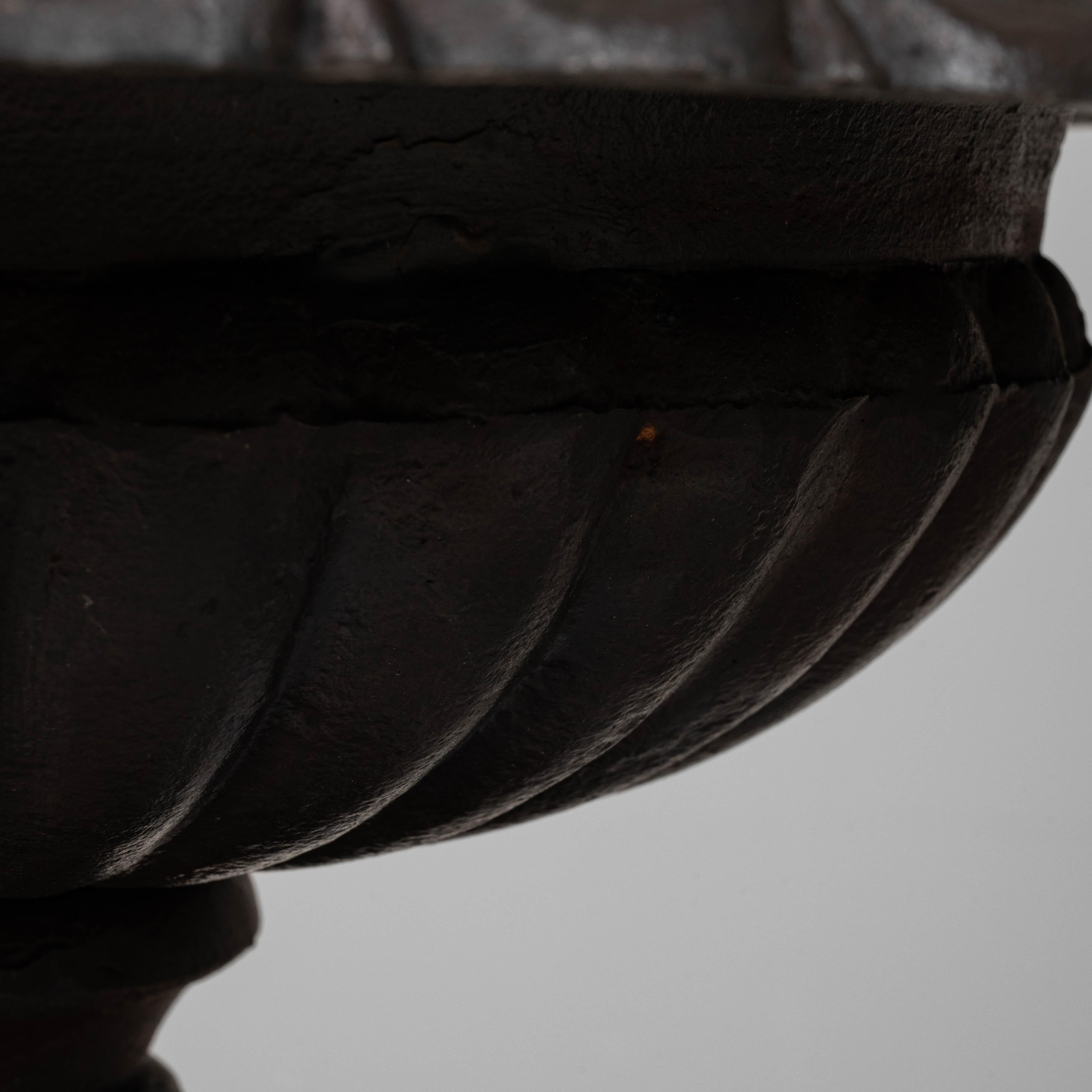 Coppia di fioriere a urna Tazza in ghisa del 1900 in vendita 3