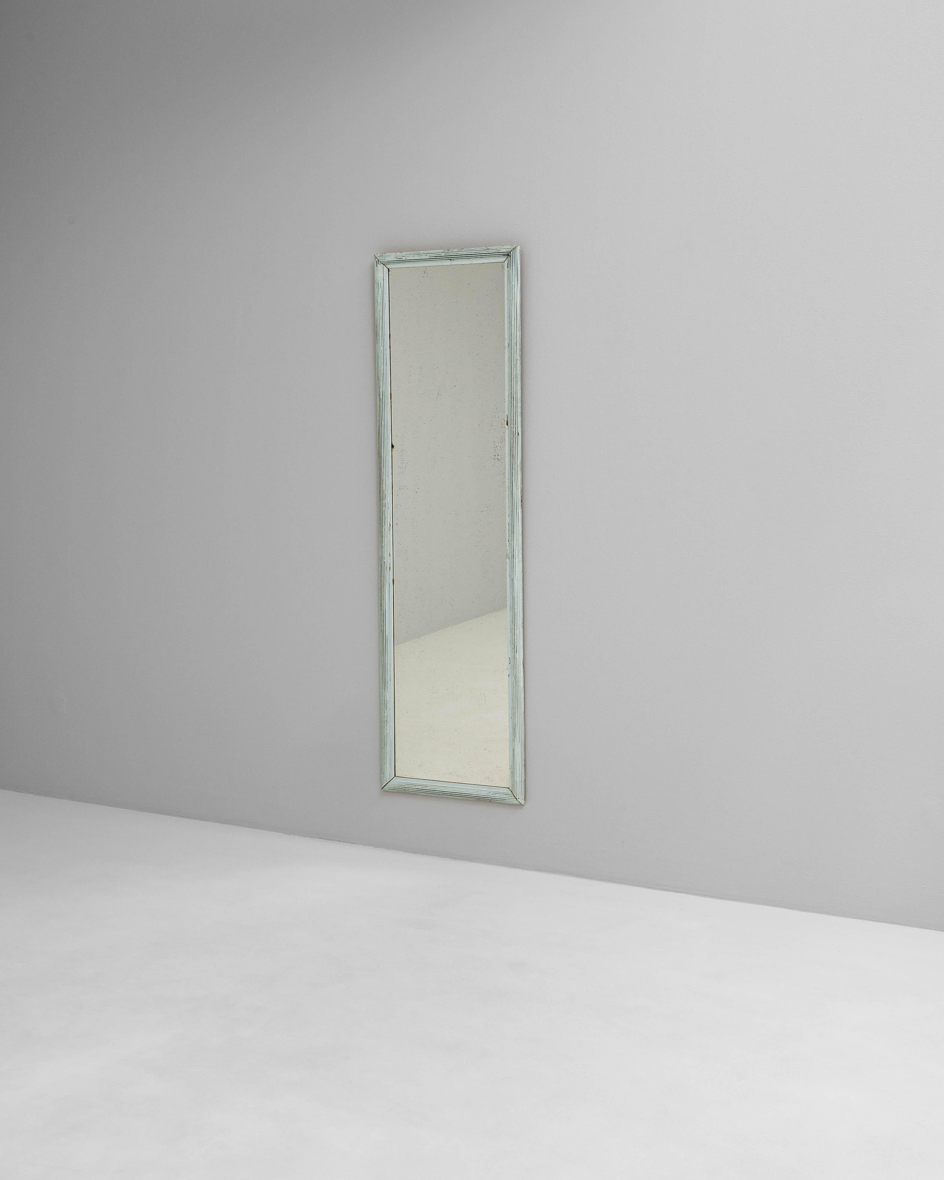 1900s French Patinated Wooden Floor Mirror In Good Condition For Sale In High Point, NC