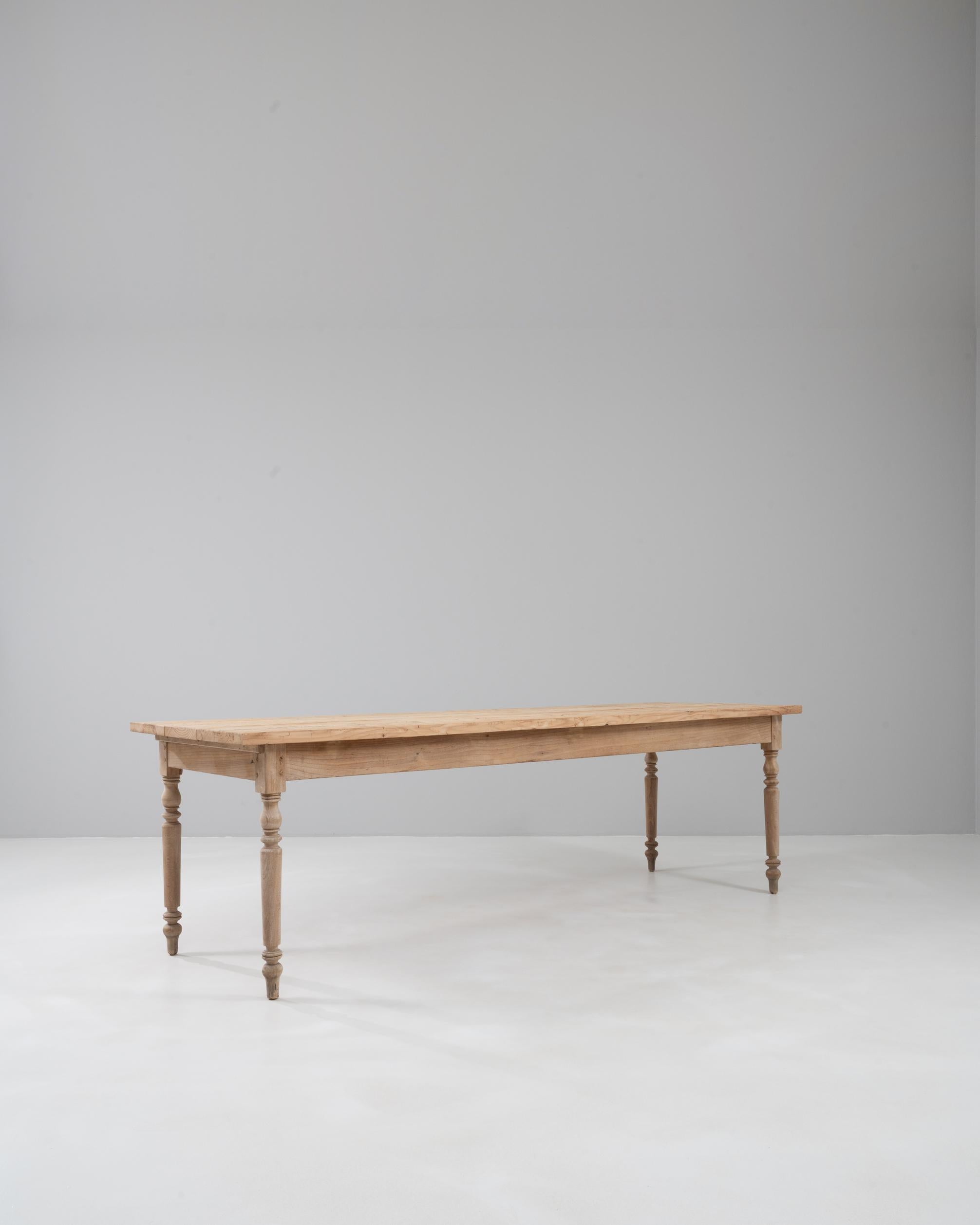 Table de salle à manger en pin français 1900 Bon état - En vente à High Point, NC