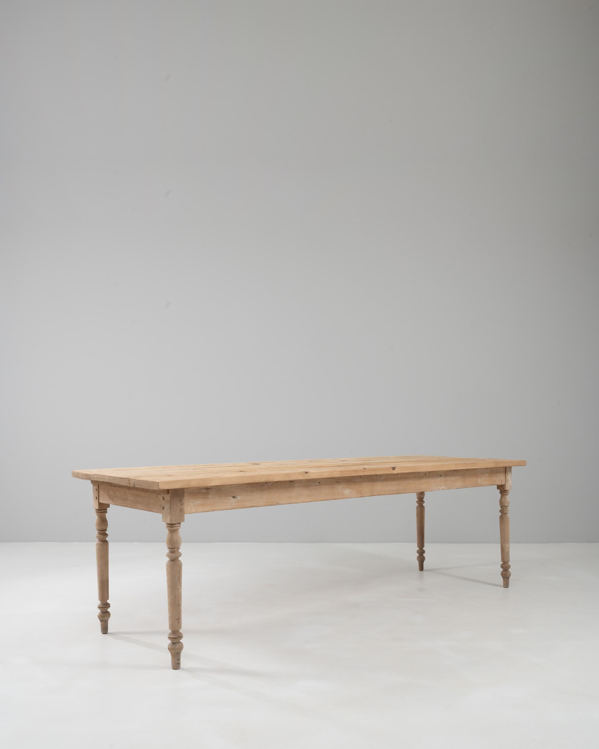 Table de salle à manger en pin français 1900 Bon état - En vente à High Point, NC