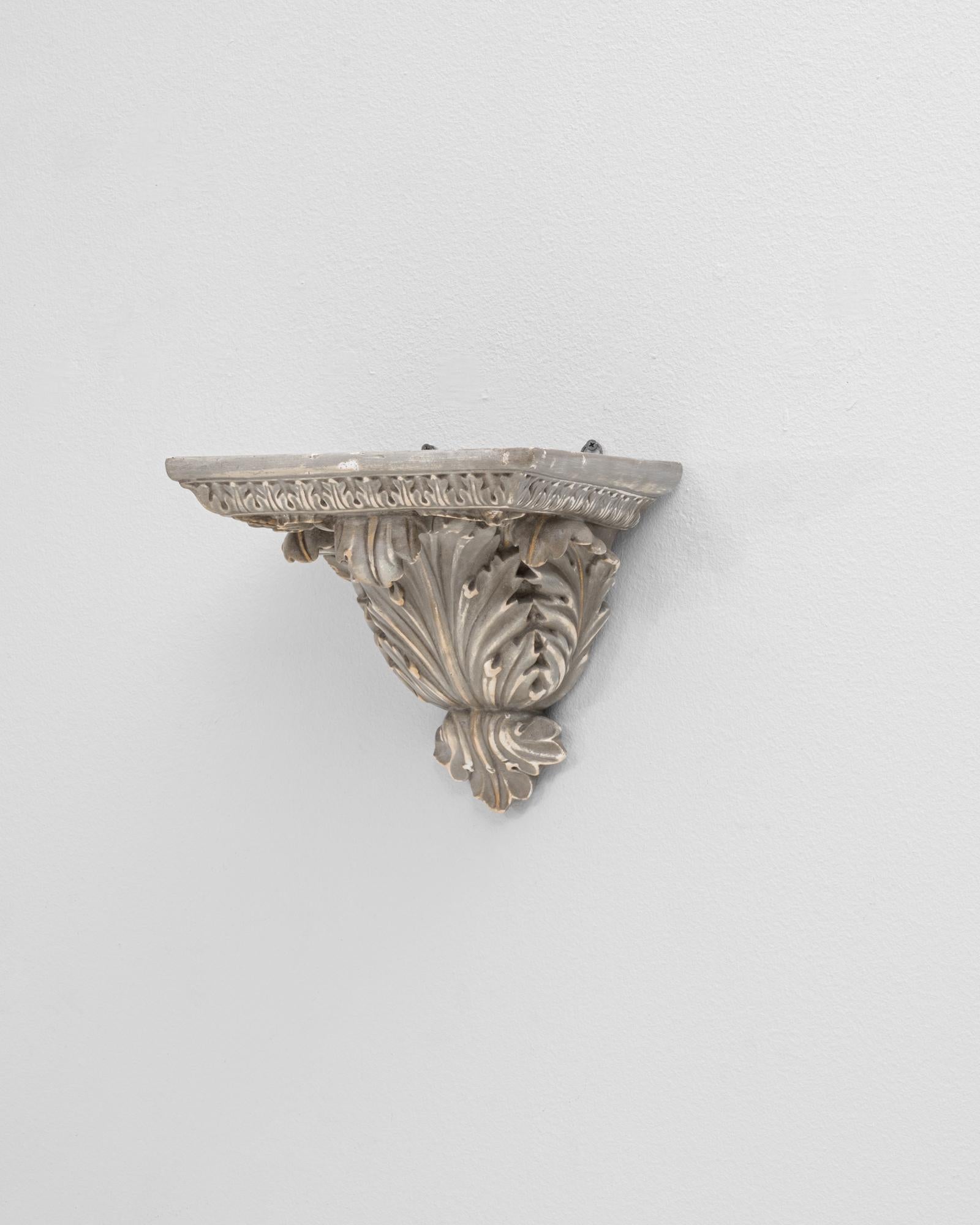 Dieses französische Gipssockelregal aus der Zeit um 1900 hat eine elegante, skulpturale Form, die von klassischen architektonischen Details inspiriert ist. Das in reich konturiertem Gips gegossene Design hebt tief geschnitzte Akanthusblätter hervor,