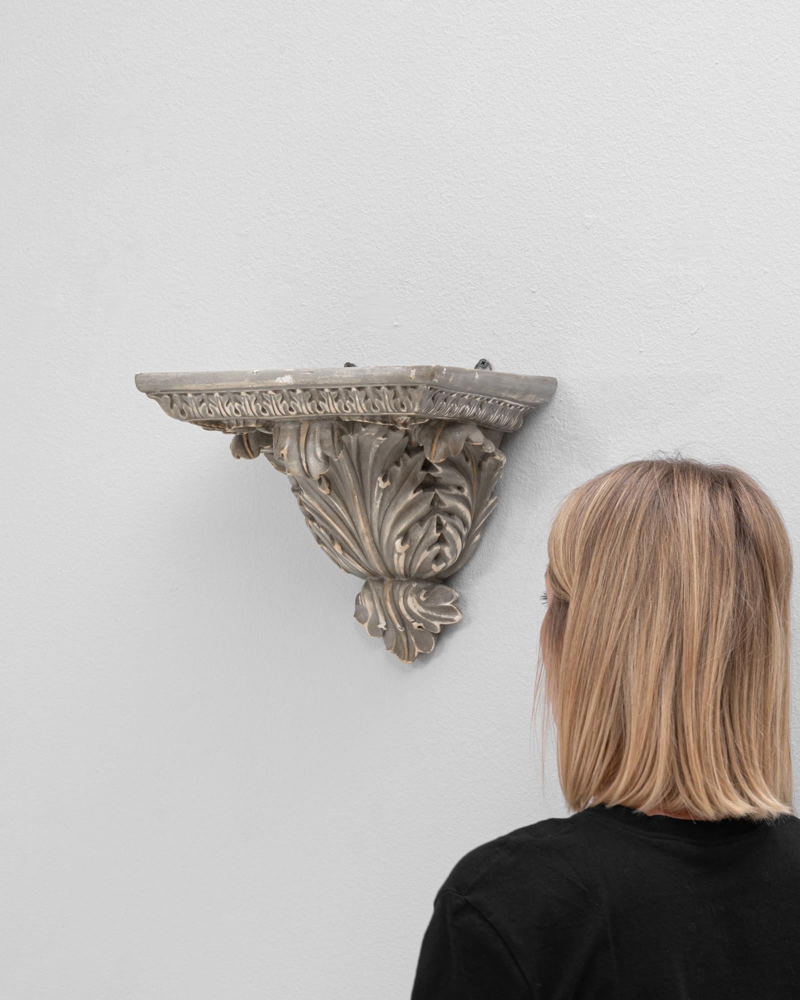 1900er Französisch Gips-Sockel Regal im Zustand „Gut“ im Angebot in High Point, NC