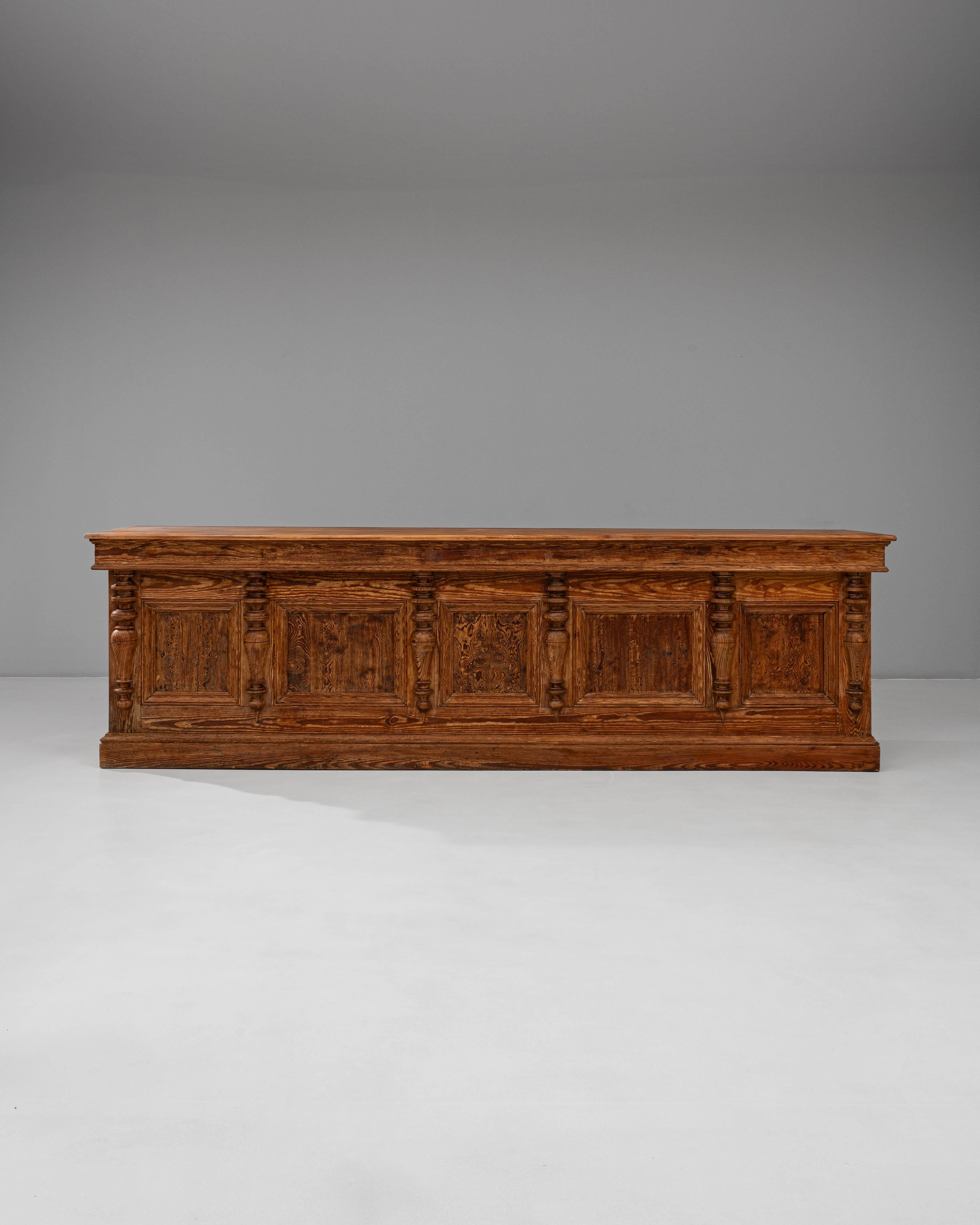 Diese geschnitzte Ladentheke aus Holz aus der französischen Provinz um 1900 ist ein solides und wunderschön gearbeitetes Stück, das die Wärme und den Charakter der traditionellen Holzverarbeitung in der Provinz verkörpert. Die Vorderseite aus reich