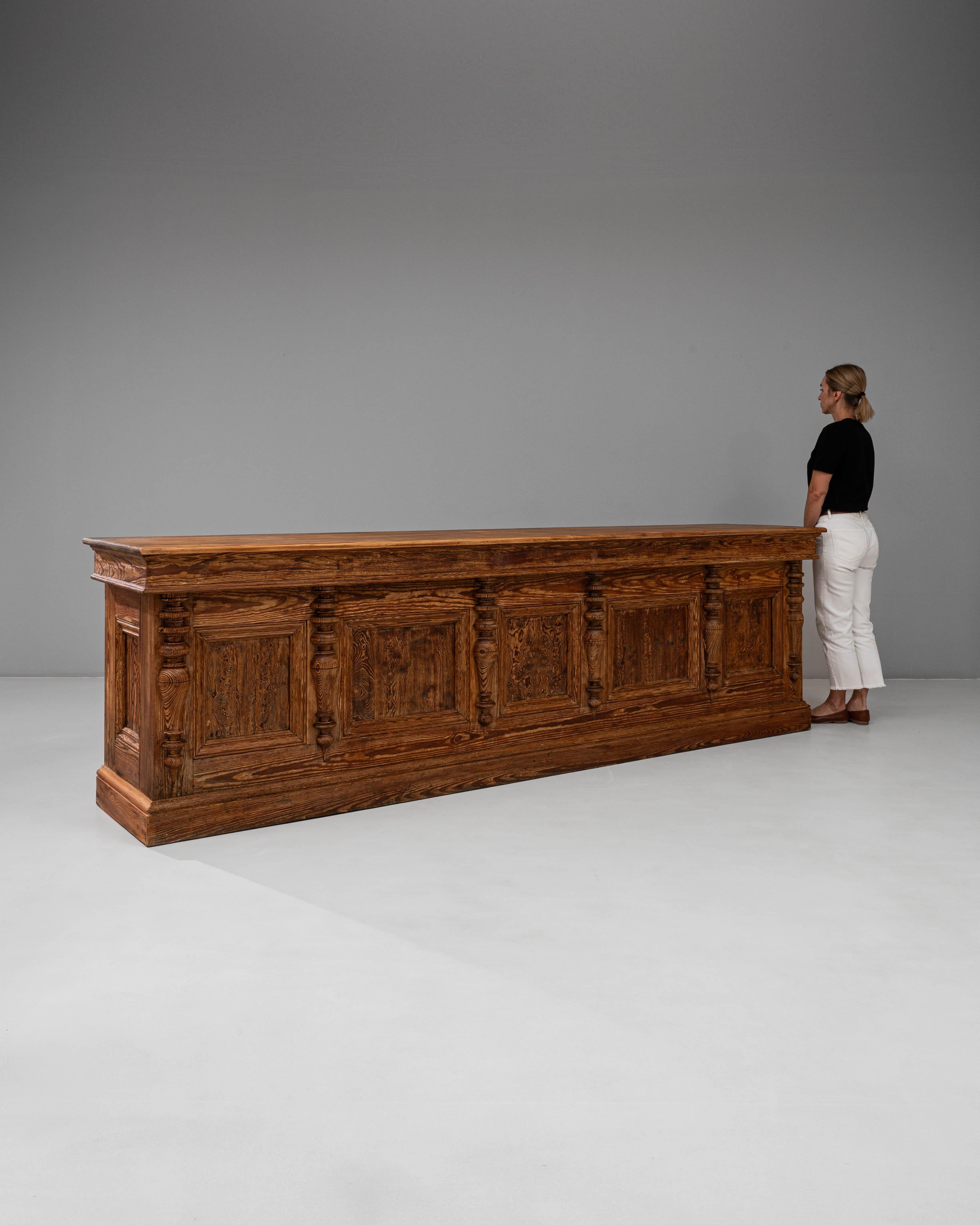 1900s Französisch Provincial geschnitzt hölzerne Ladentheke (20. Jahrhundert) im Angebot