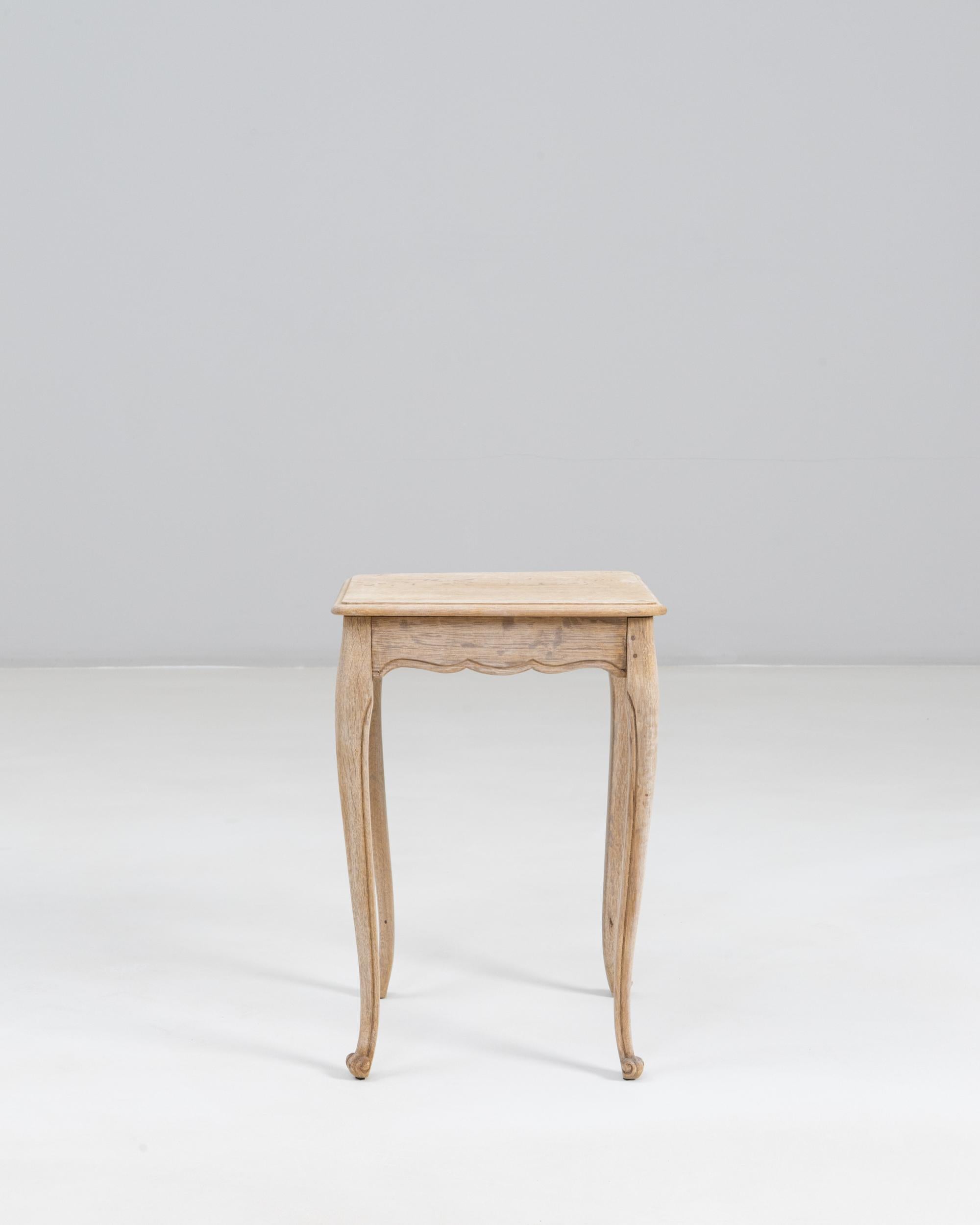 Français Table d'appoint en chêne de style provincial français des années 1900 en vente