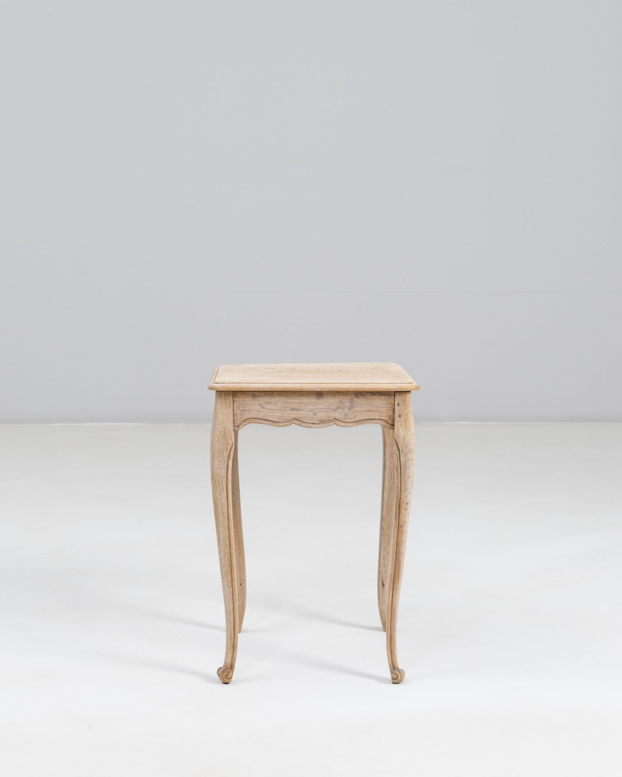 Table d'appoint en chêne de style provincial français des années 1900 Bon état - En vente à High Point, NC