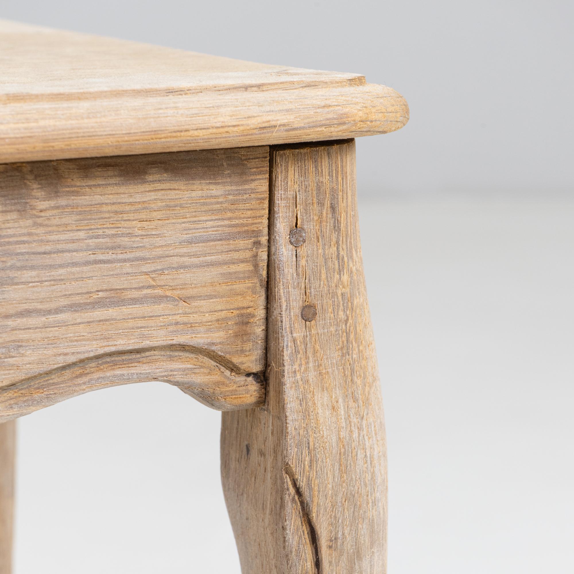 Table d'appoint en chêne de style provincial français des années 1900 en vente 2