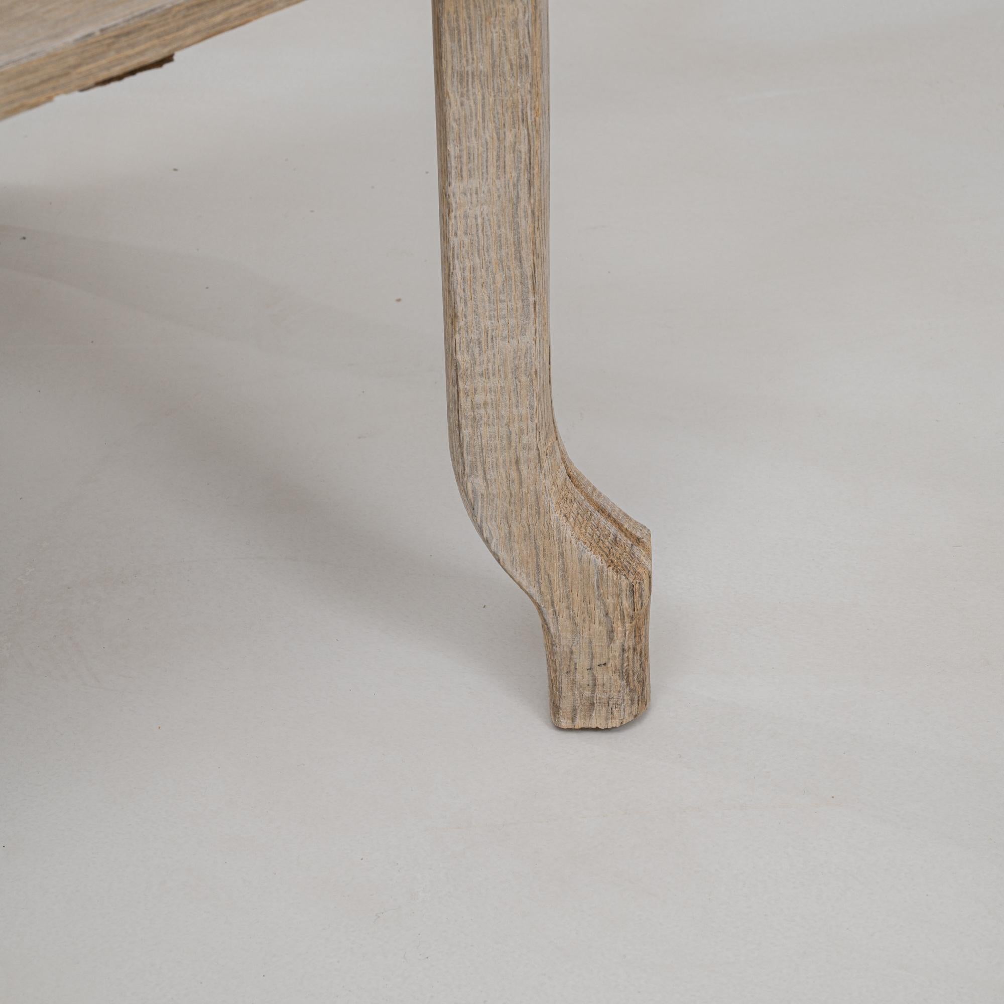 Table d'appoint en chêne à tiroirs de style provincial français des années 1900 3