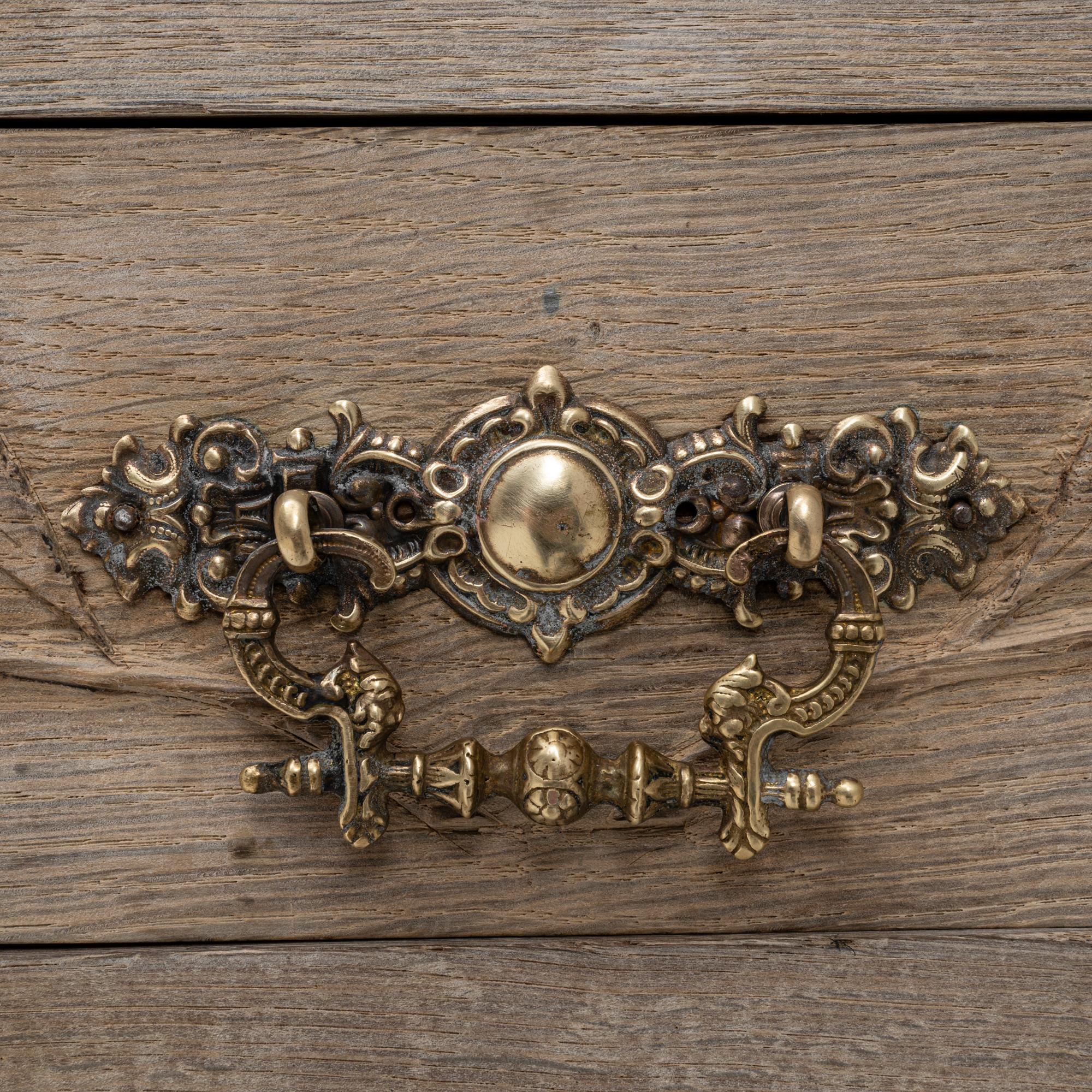 Table d'appoint en chêne à tiroirs de style provincial français des années 1900 4