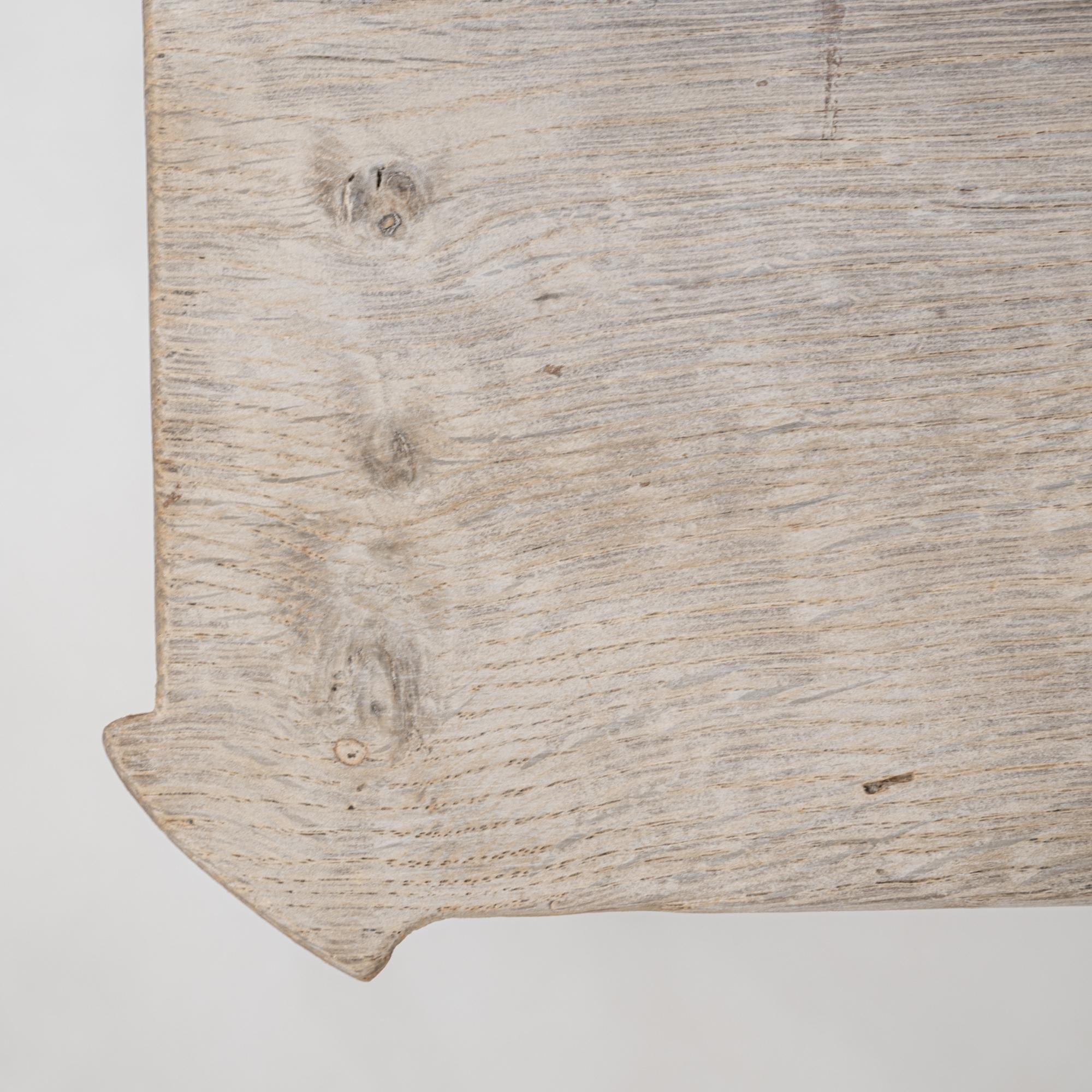 Table d'appoint en chêne à tiroirs de style provincial français des années 1900 5