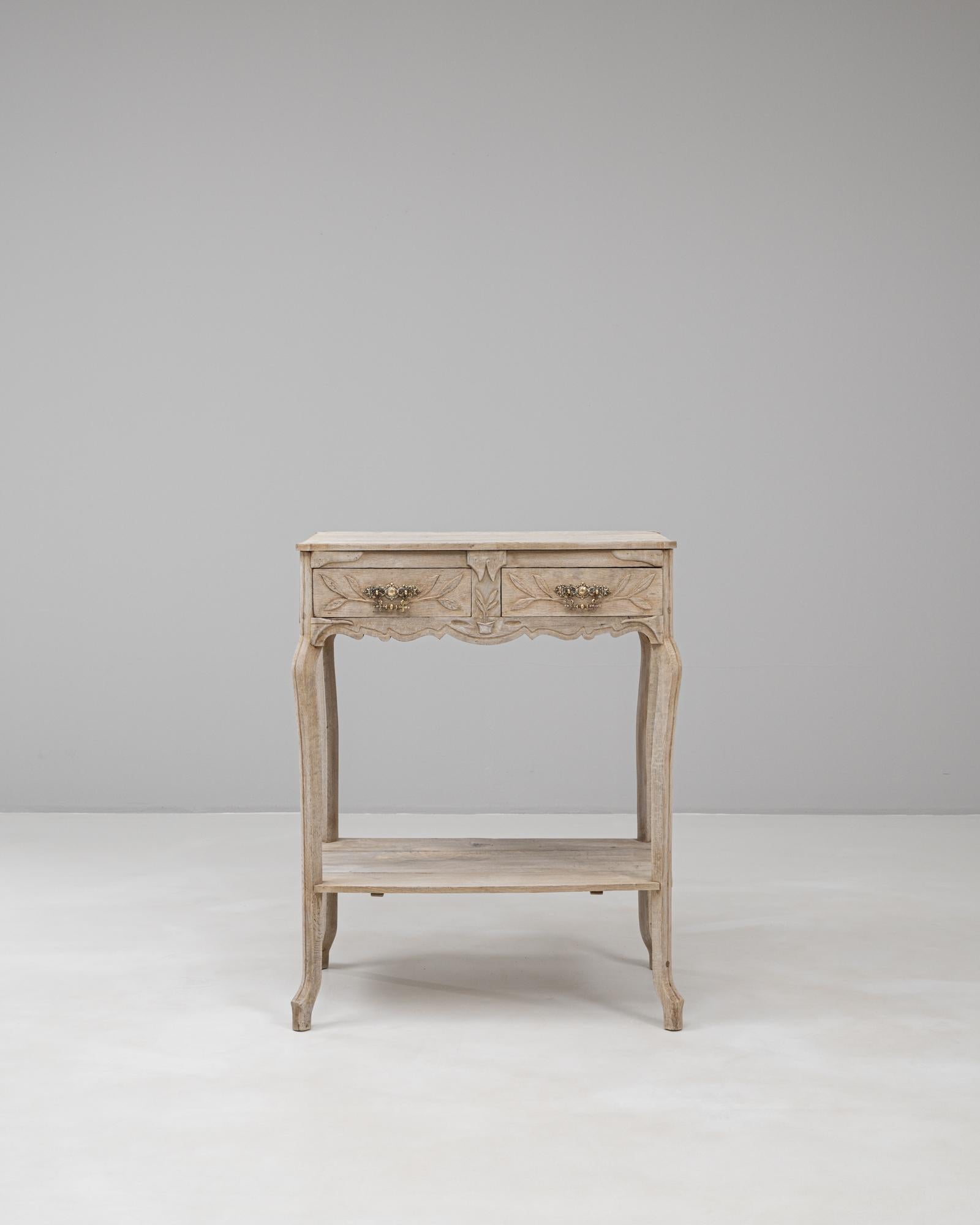 Table d'appoint en chêne à tiroirs de style provincial français des années 1900. Cette charmante table d'appoint met en valeur l'attrait intemporel de l'artisanat provincial français, avec une finition en chêne clair qui accentue le grain naturel du