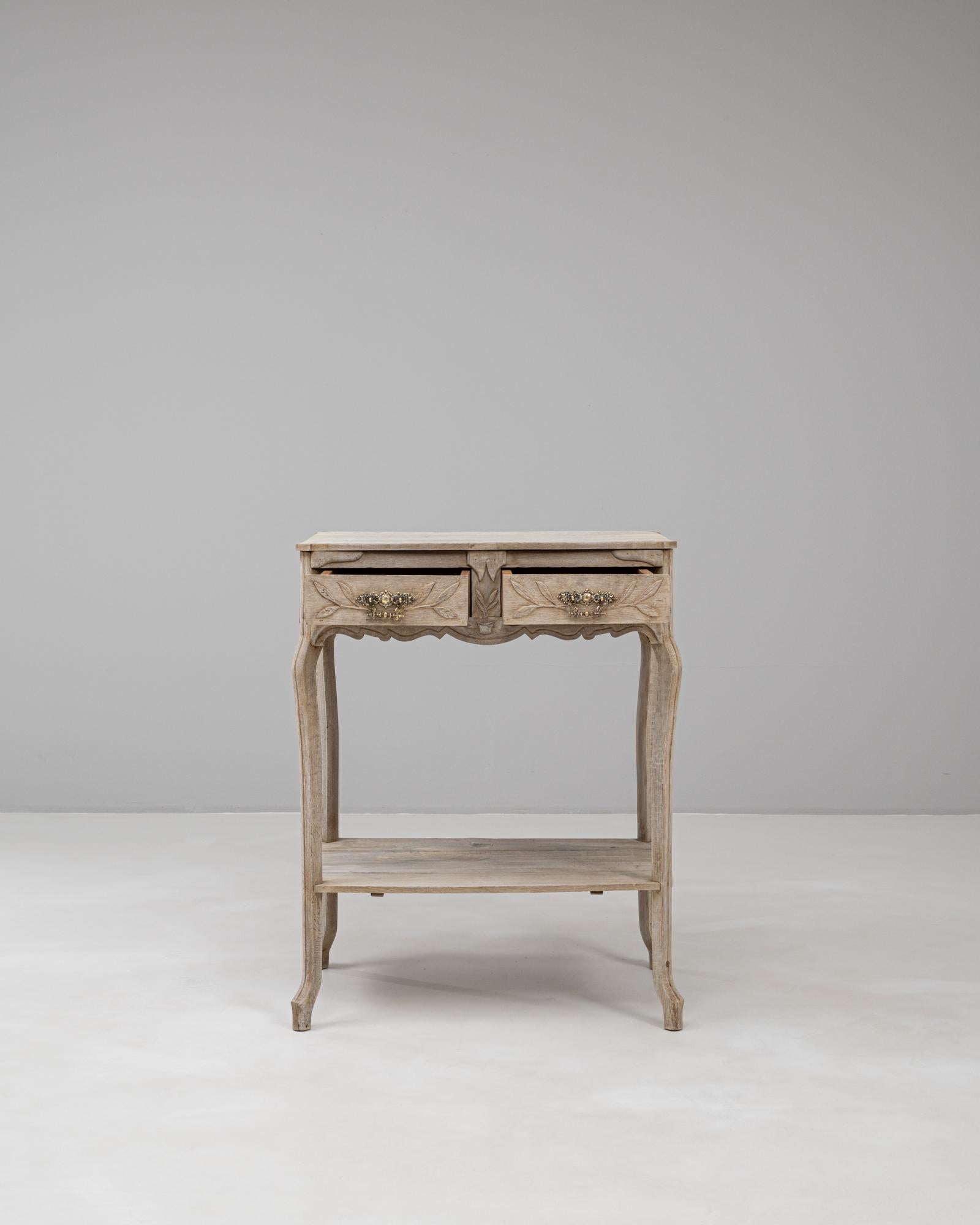 Provincial français Table d'appoint en chêne à tiroirs de style provincial français des années 1900