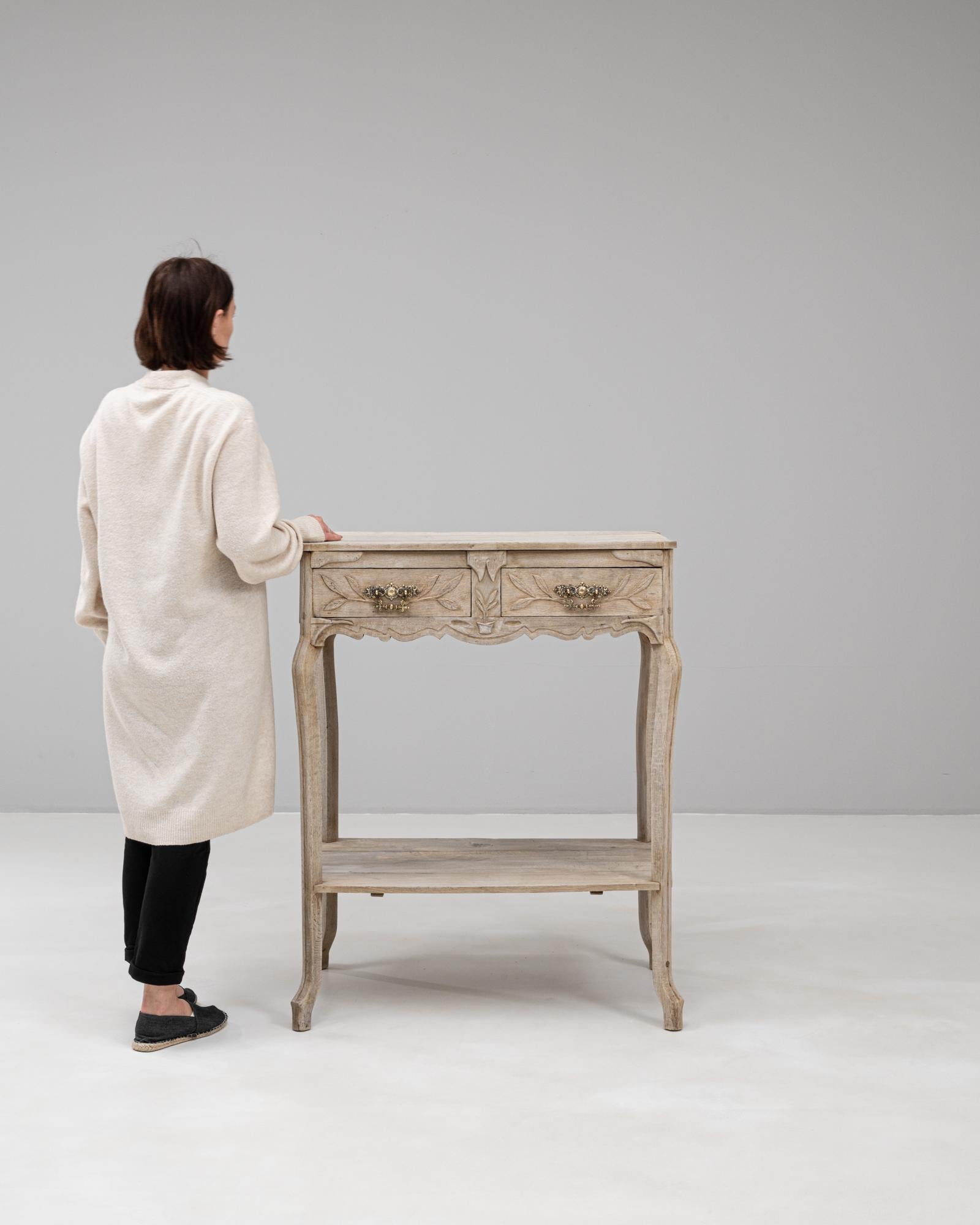 Français Table d'appoint en chêne à tiroirs de style provincial français des années 1900