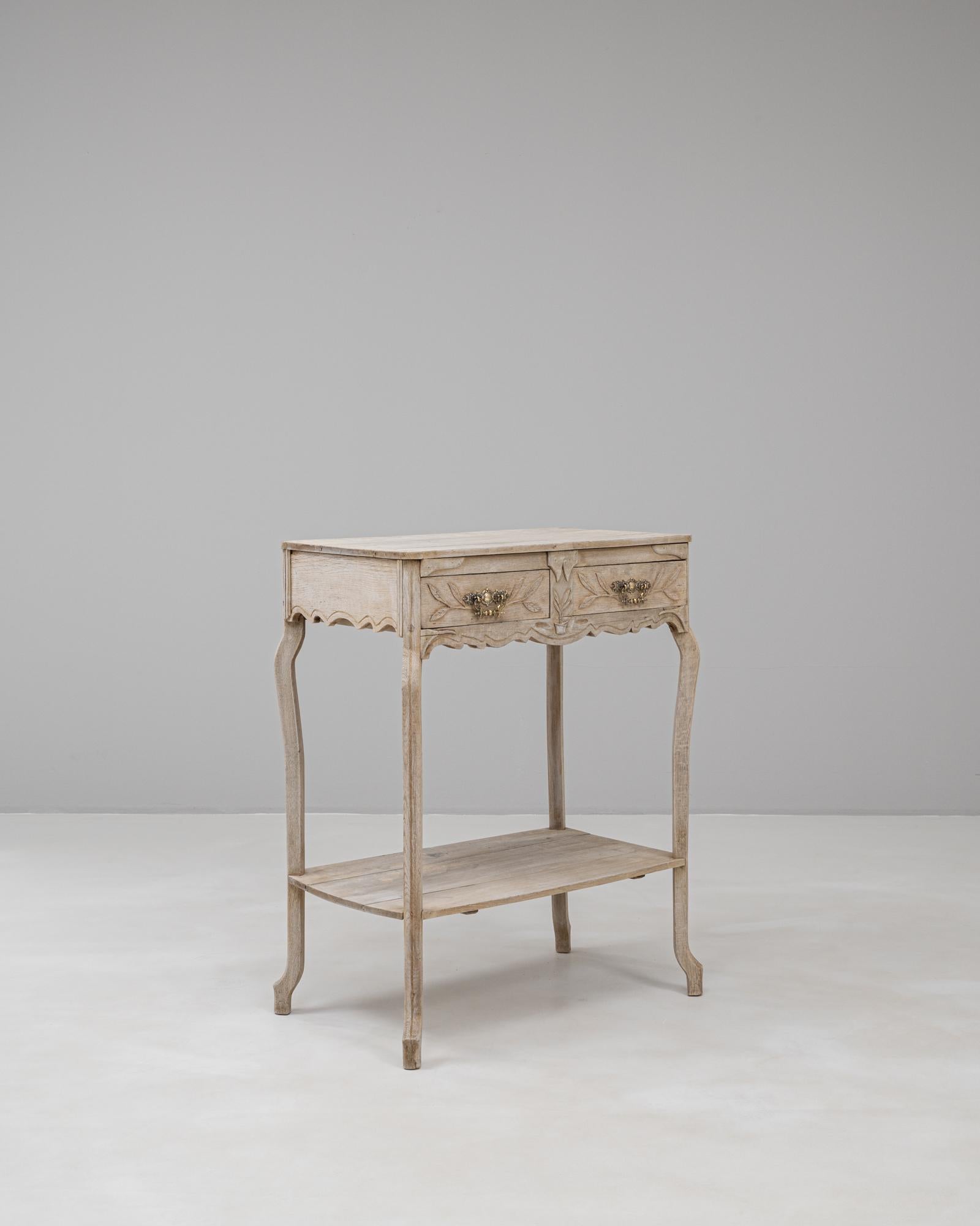 Table d'appoint en chêne à tiroirs de style provincial français des années 1900 Bon état à High Point, NC