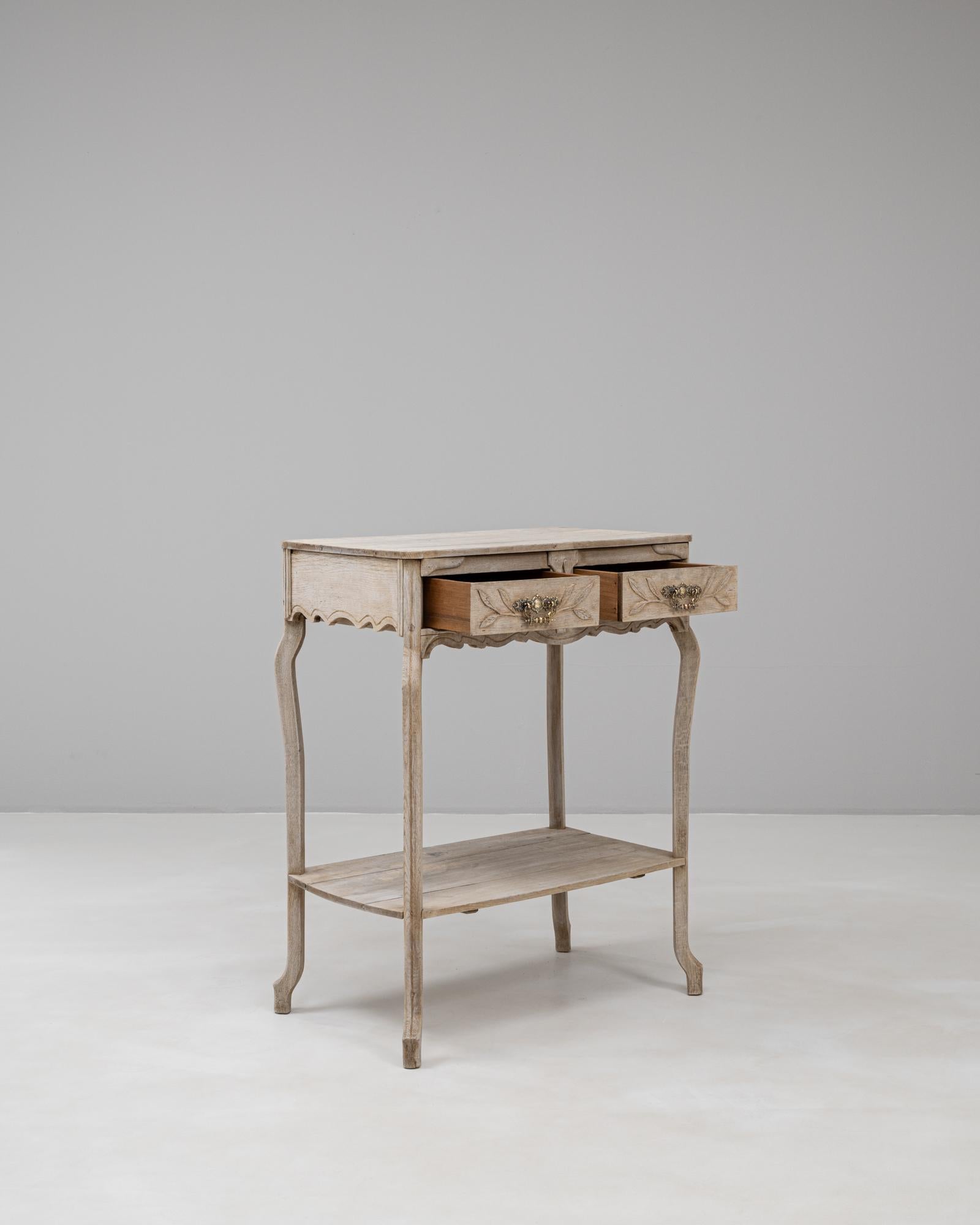 20ième siècle Table d'appoint en chêne à tiroirs de style provincial français des années 1900