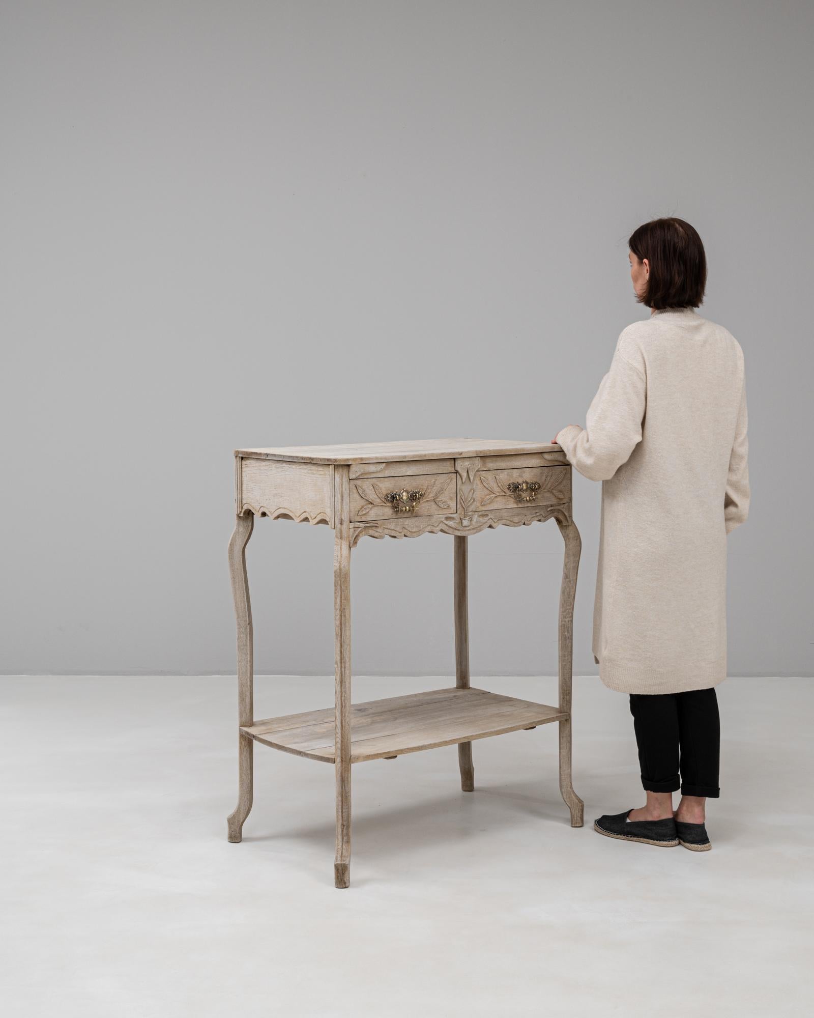 Chêne Table d'appoint en chêne à tiroirs de style provincial français des années 1900