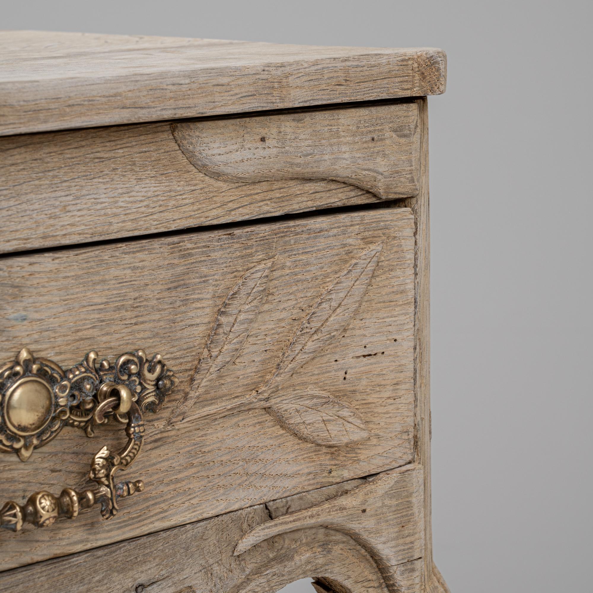 Table d'appoint en chêne à tiroirs de style provincial français des années 1900 1